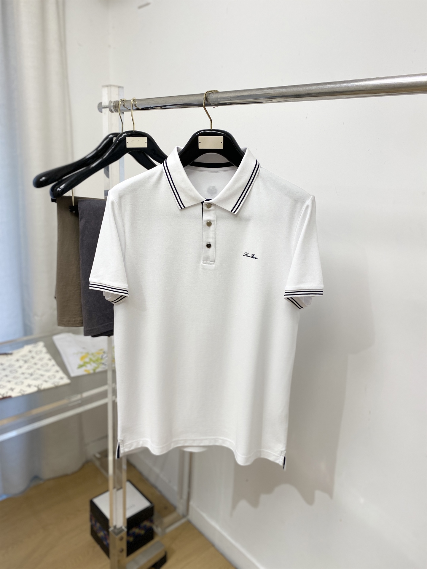 Loro Piana、2026新品短袖T恤，帅气时尚，简约百搭款。胸前精致刺绣字母logo，面料棉 不仅