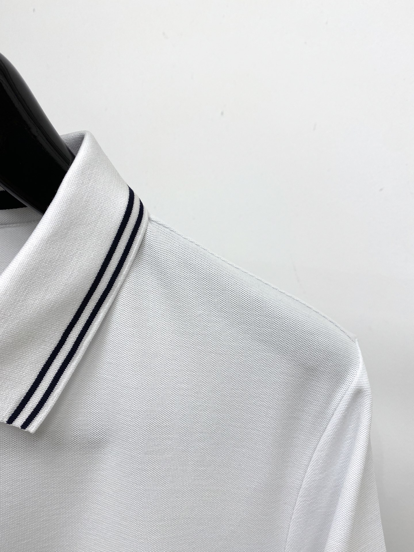 Loro Piana、2026新品短袖T恤，帅气时尚，简约百搭款。胸前精致刺绣字母logo，面料棉 不仅