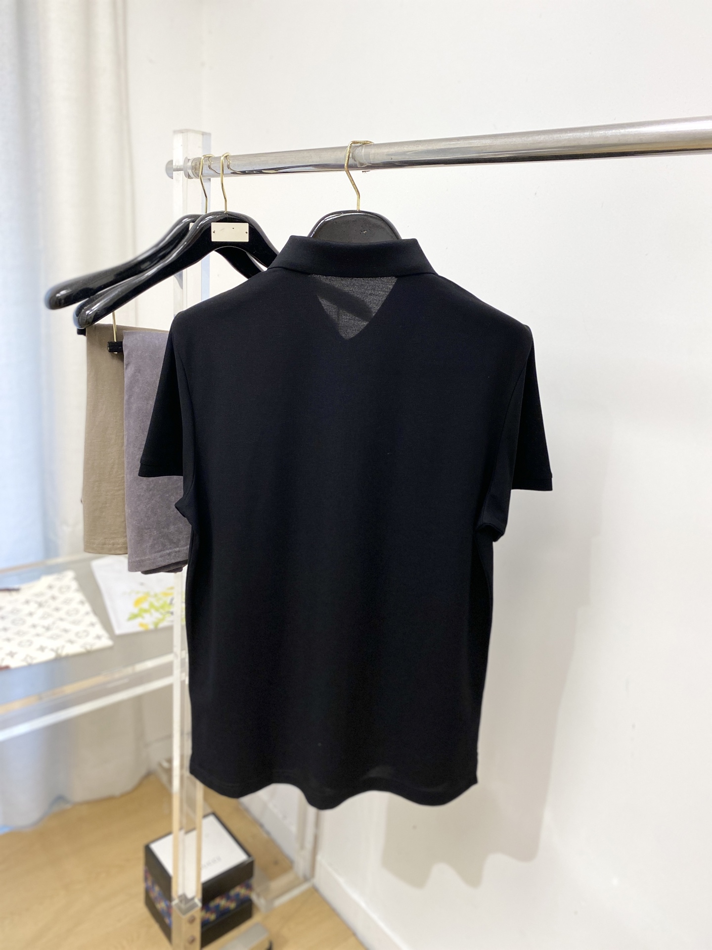 古奇、2026新品短袖T恤，帅气时尚，简约百搭款。领口精致刺绣图案字母logo，面料棉 不仅挺括，保持潮