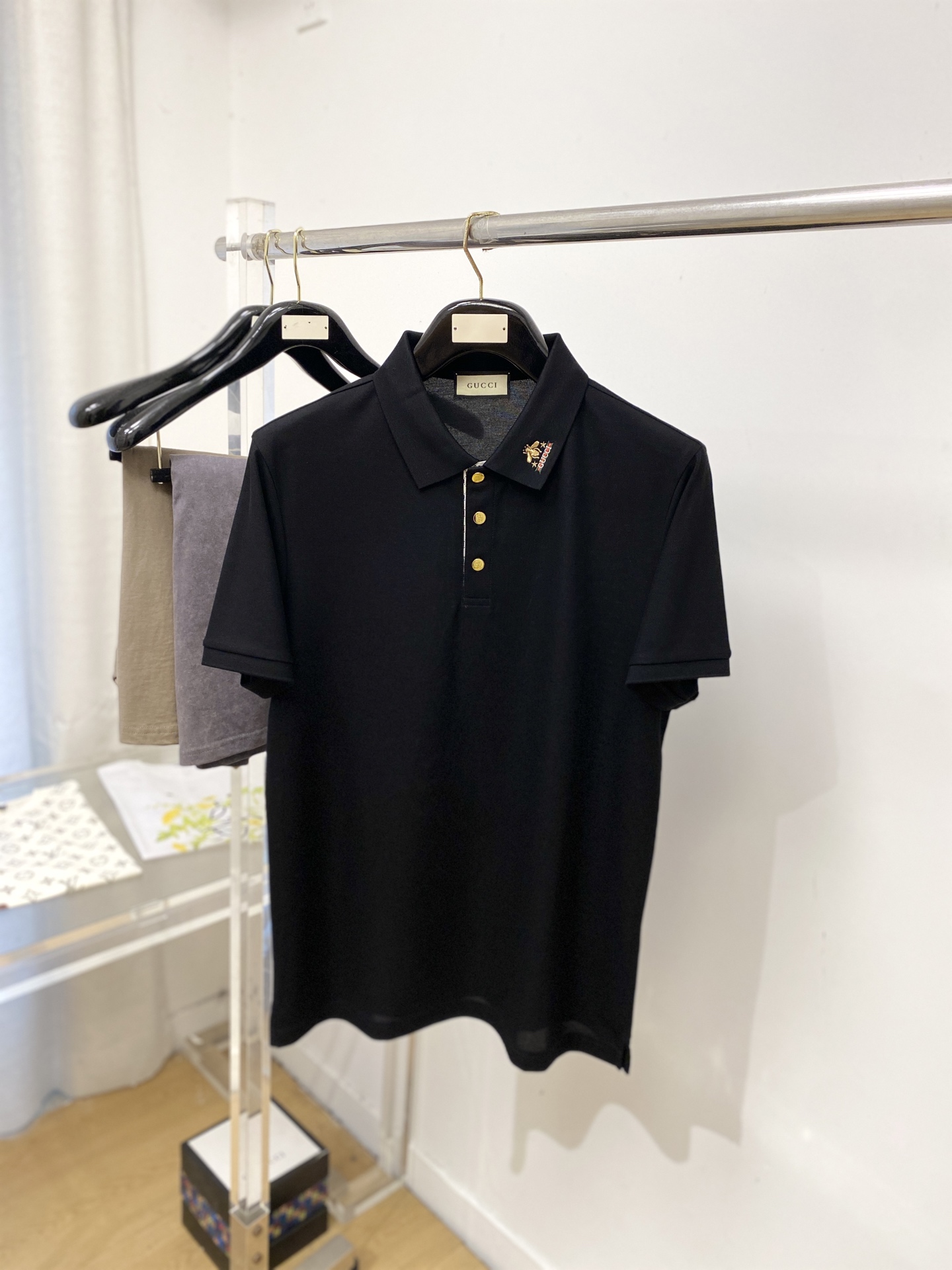 古奇、2026新品短袖T恤，帅气时尚，简约百搭款。领口精致刺绣图案字母logo，面料棉 不仅挺括，保持潮