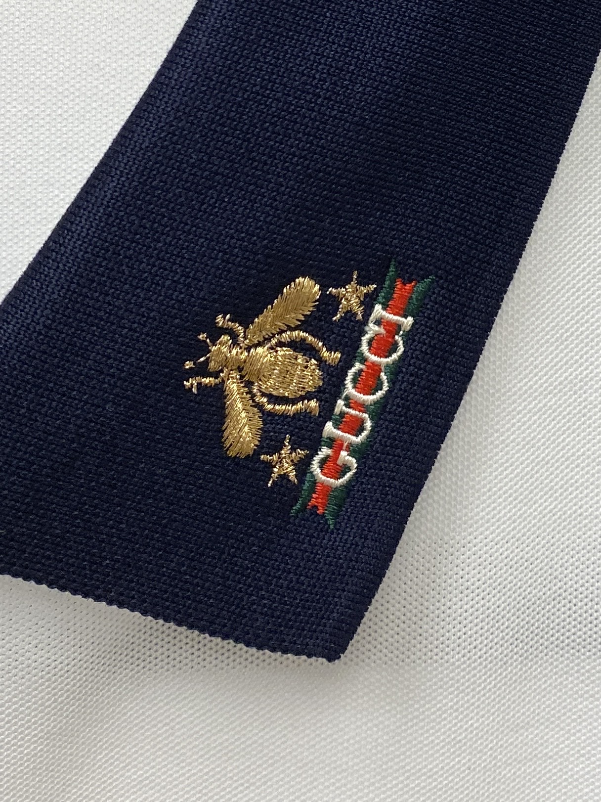 古奇、2026新品短袖T恤，帅气时尚，简约百搭款。领口精致刺绣图案字母logo，面料棉 不仅挺括，保持潮