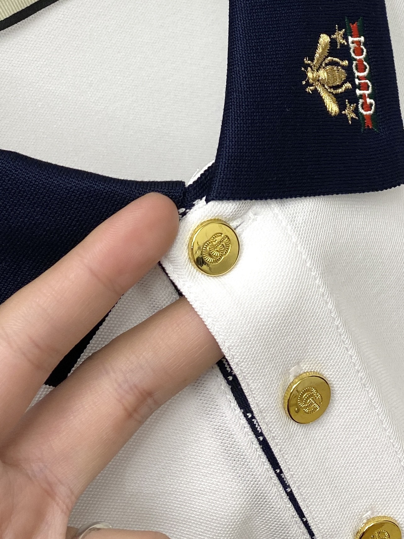 古奇、2026新品短袖T恤，帅气时尚，简约百搭款。领口精致刺绣图案字母logo，面料棉 不仅挺括，保持潮