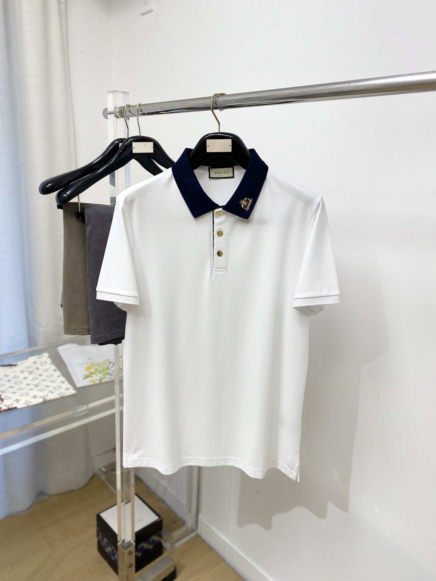 古奇、2026新品短袖T恤，帅气时尚，简约百搭款。领口精致刺绣图案字母logo，面料棉 不仅挺括，保持潮