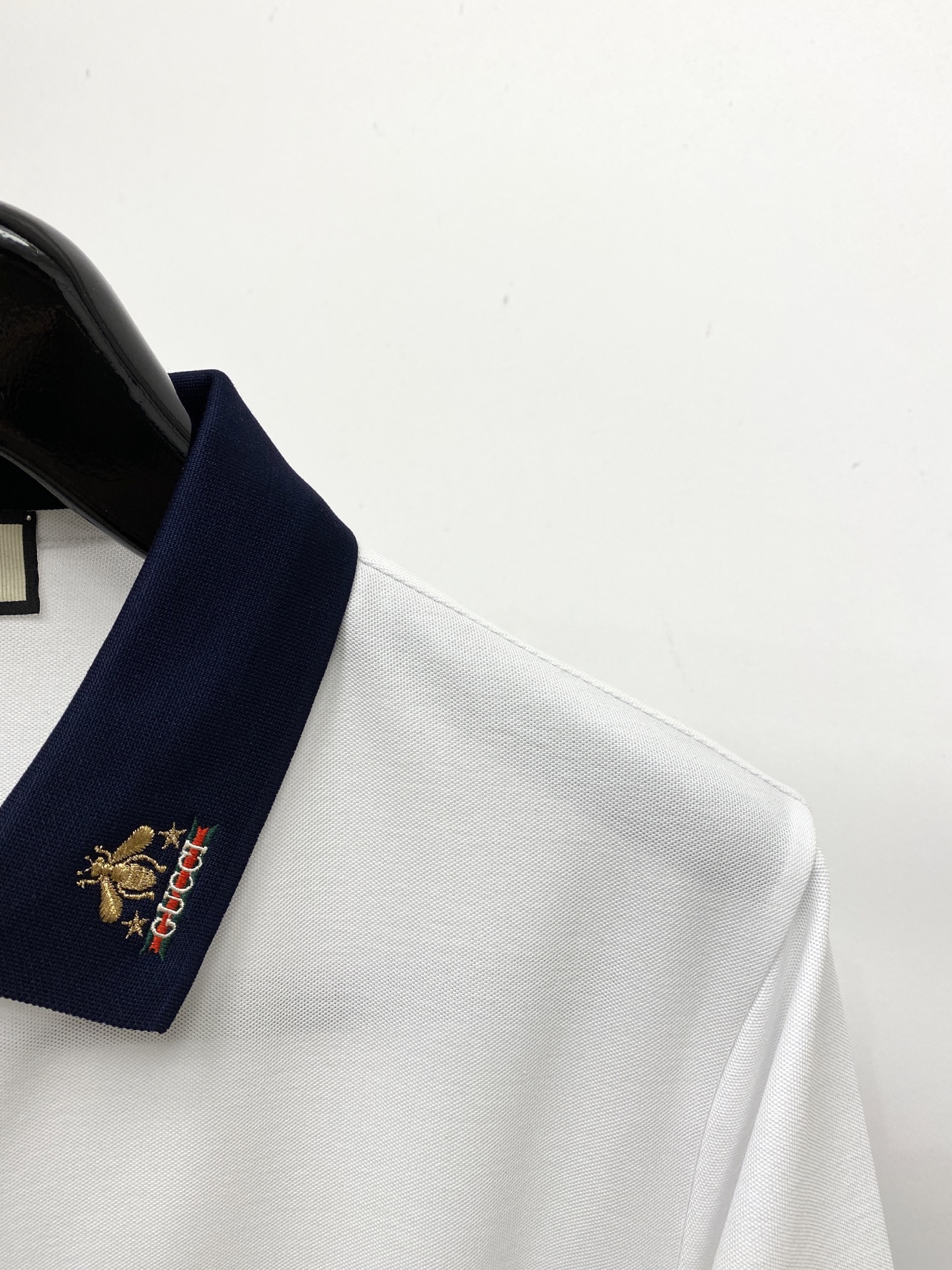 古奇、2026新品短袖T恤，帅气时尚，简约百搭款。领口精致刺绣图案字母logo，面料棉 不仅挺括，保持潮