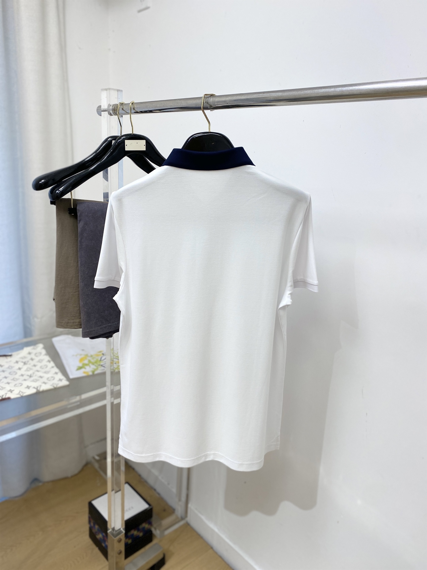 古奇、2026新品短袖T恤，帅气时尚，简约百搭款。领口精致刺绣图案字母logo，面料棉 不仅挺括，保持潮