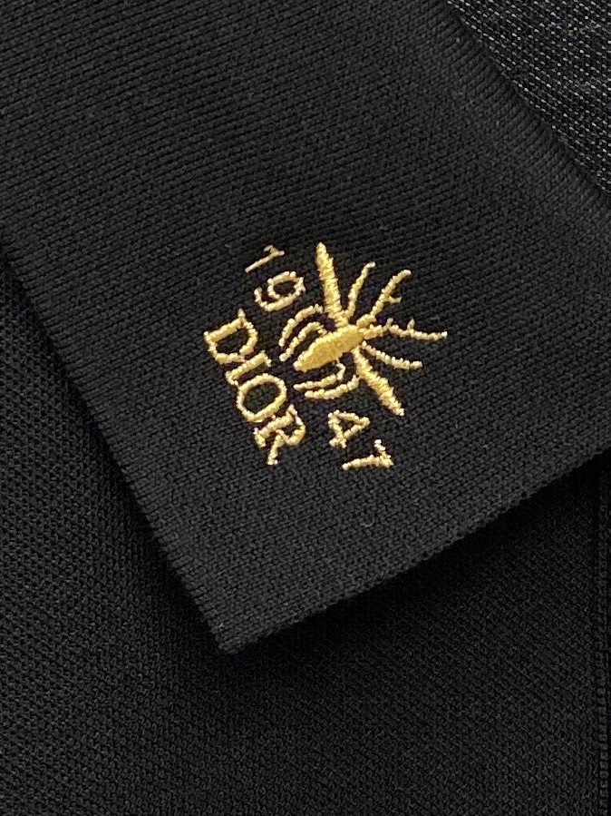 迪奥、2026新品短袖T恤，帅气时尚，简约百搭款。领口精致刺绣字母图案logo，面料棉 不仅挺括，保持潮