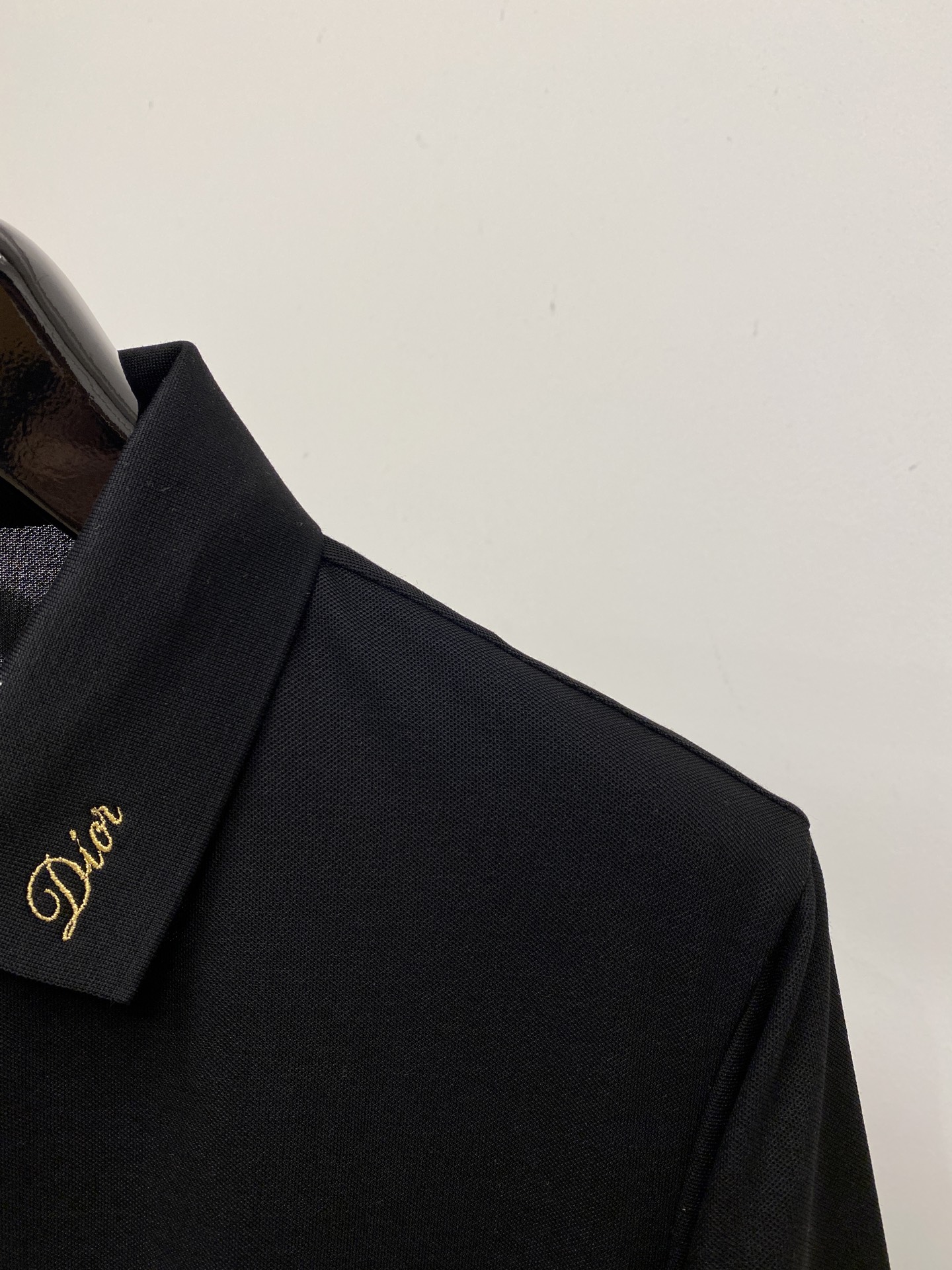 迪奥、2026新品短袖T恤，帅气时尚，简约百搭款。领口精致刺绣字母图案logo，面料棉 不仅挺括，保持潮