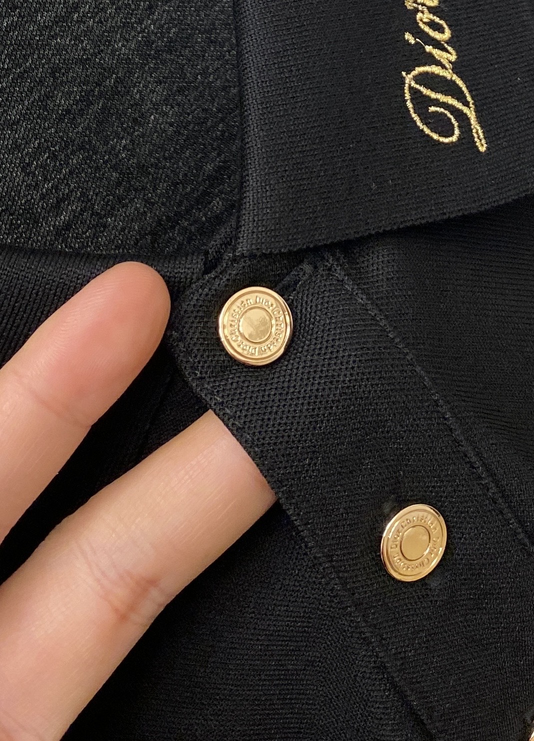 迪奥、2026新品短袖T恤，帅气时尚，简约百搭款。领口精致刺绣字母图案logo，面料棉 不仅挺括，保持潮