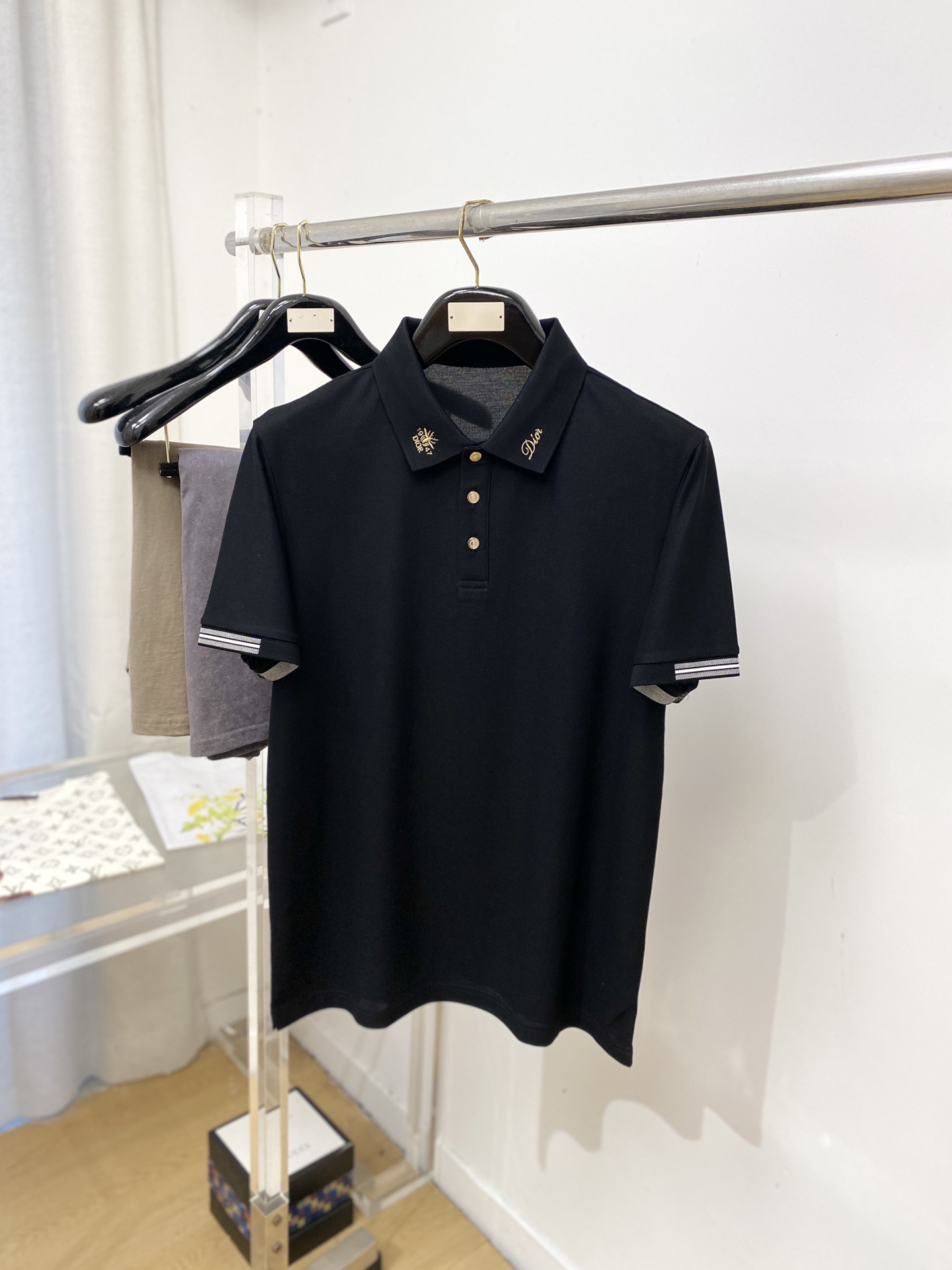 迪奥、2026新品短袖T恤，帅气时尚，简约百搭款。领口精致刺绣字母图案logo，面料棉 不仅挺括，保持潮