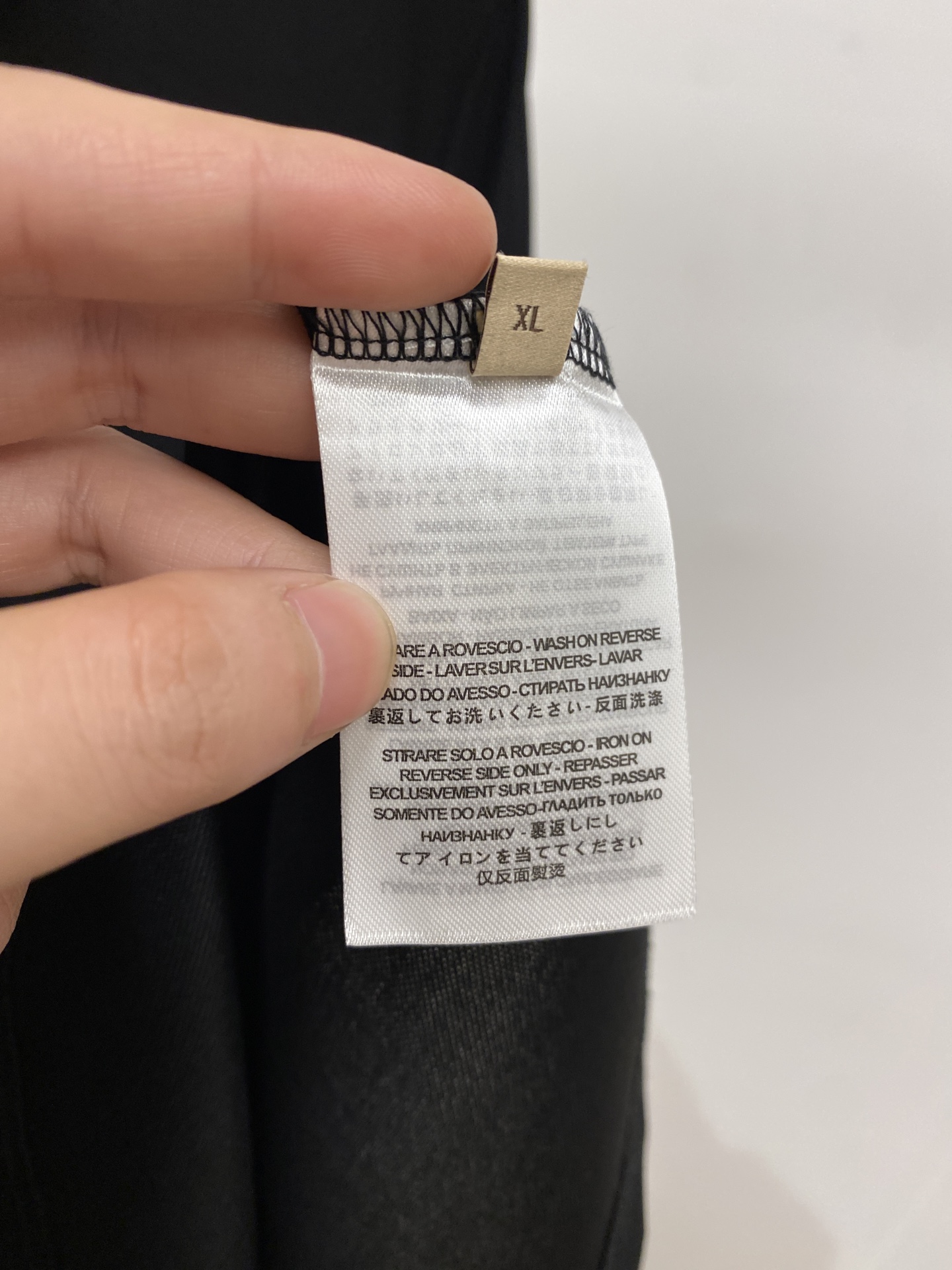 迪奥、2026新品短袖T恤，帅气时尚，简约百搭款。领口精致刺绣字母图案logo，面料棉 不仅挺括，保持潮