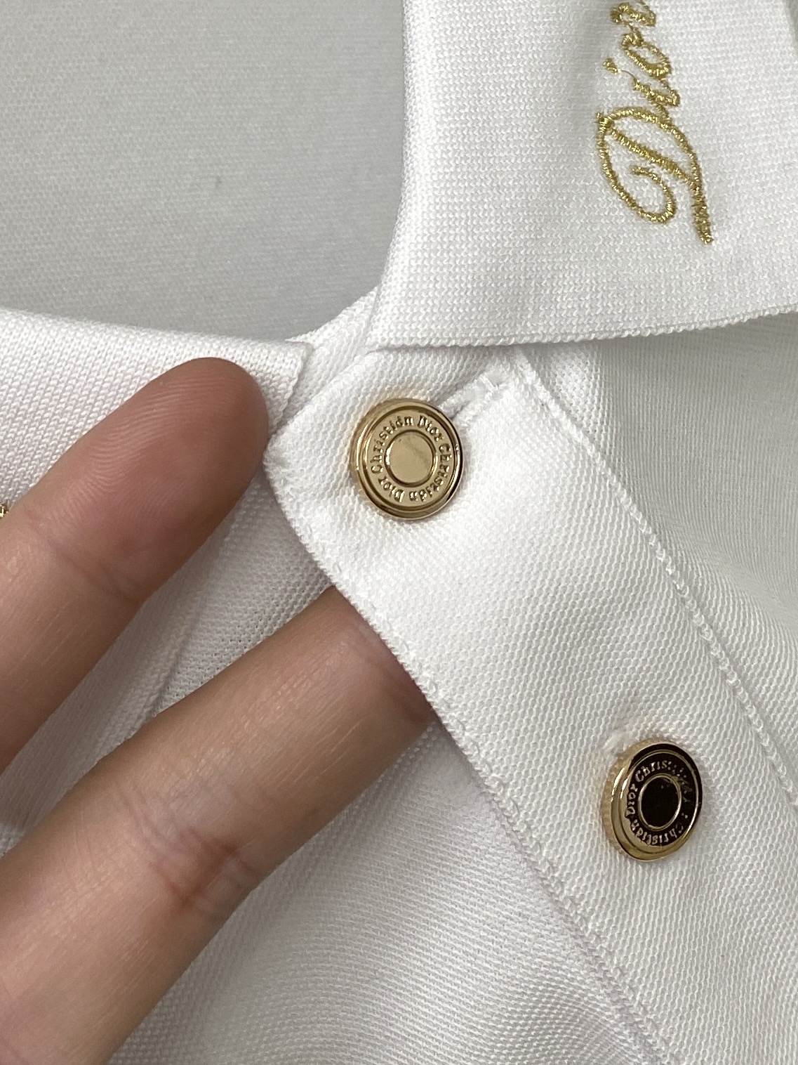 迪奥、2026新品短袖T恤，帅气时尚，简约百搭款。领口精致刺绣字母图案logo，面料棉 不仅挺括，保持潮