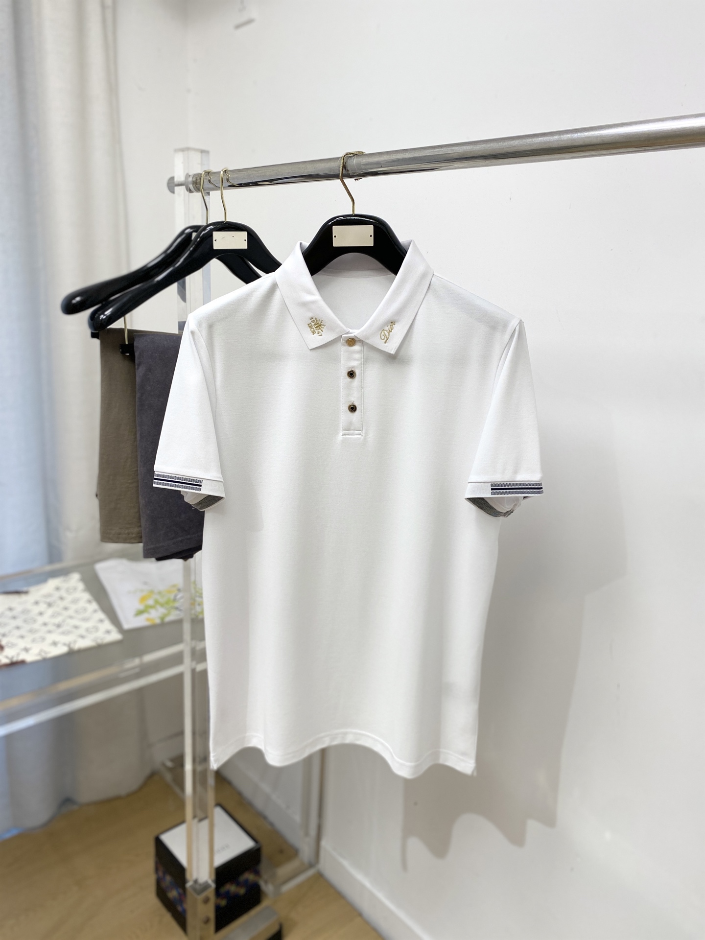 迪奥、2026新品短袖T恤，帅气时尚，简约百搭款。领口精致刺绣字母图案logo，面料棉 不仅挺括，保持潮