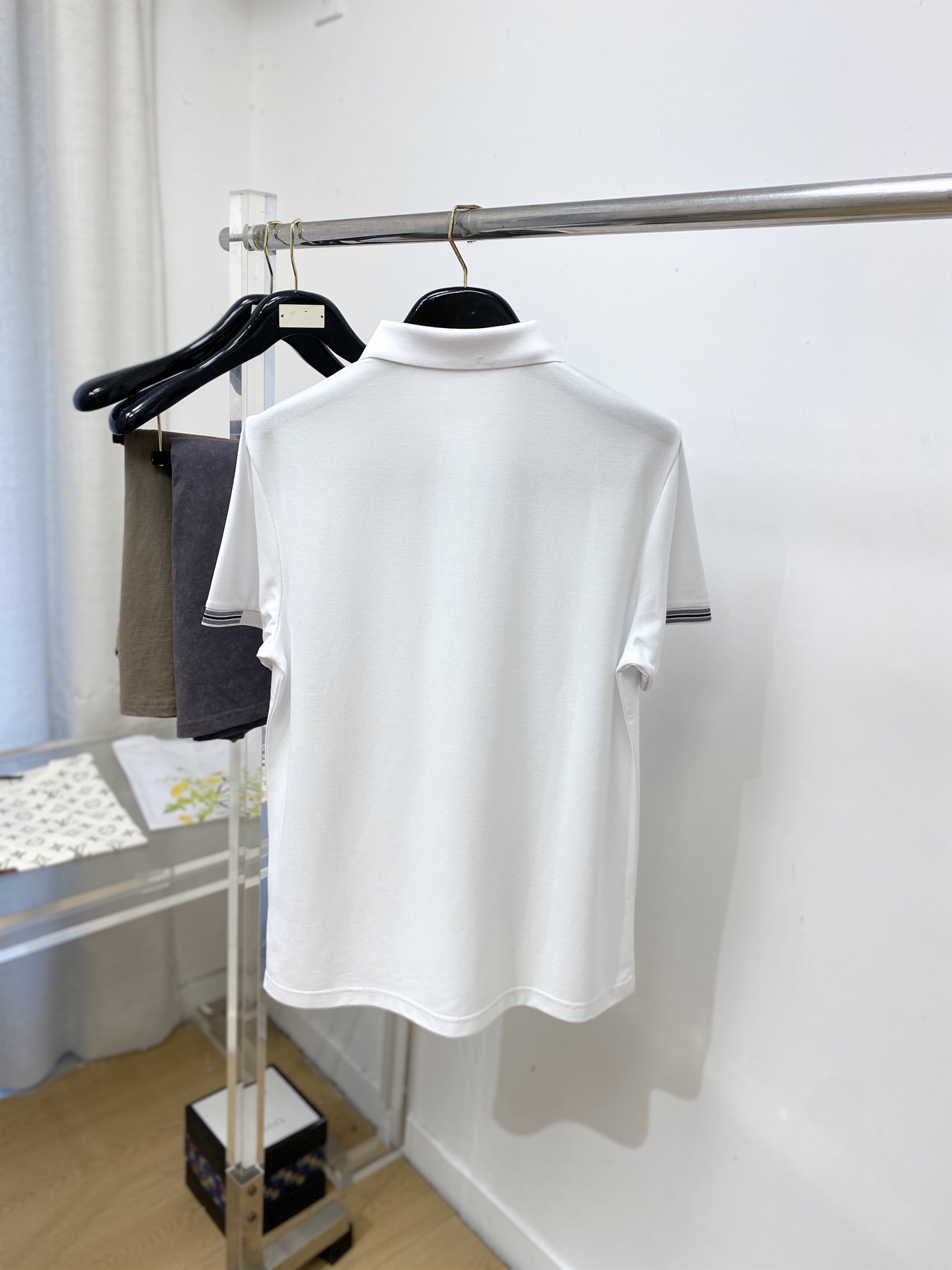 迪奥、2026新品短袖T恤，帅气时尚，简约百搭款。领口精致刺绣字母图案logo，面料棉 不仅挺括，保持潮