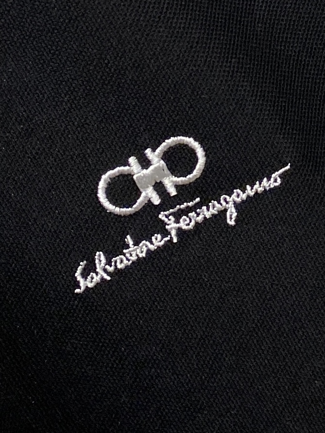 菲拉格慕、2026新品短袖T恤，帅气时尚，胸前精致刺绣字母logo，简约百搭款。面料棉 不仅挺括，保持潮