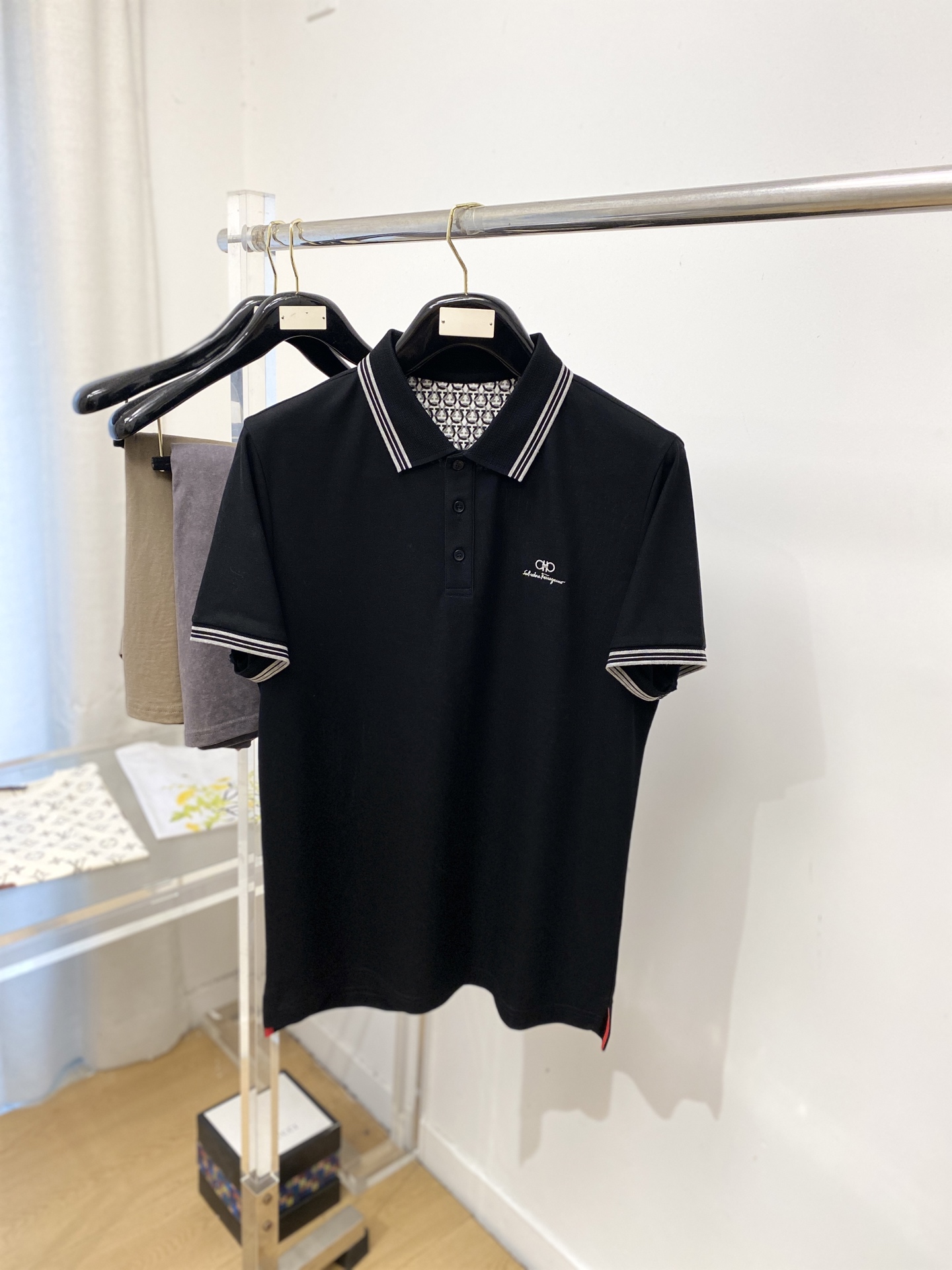 菲拉格慕、2026新品短袖T恤，帅气时尚，胸前精致刺绣字母logo，简约百搭款。面料棉 不仅挺括，保持潮