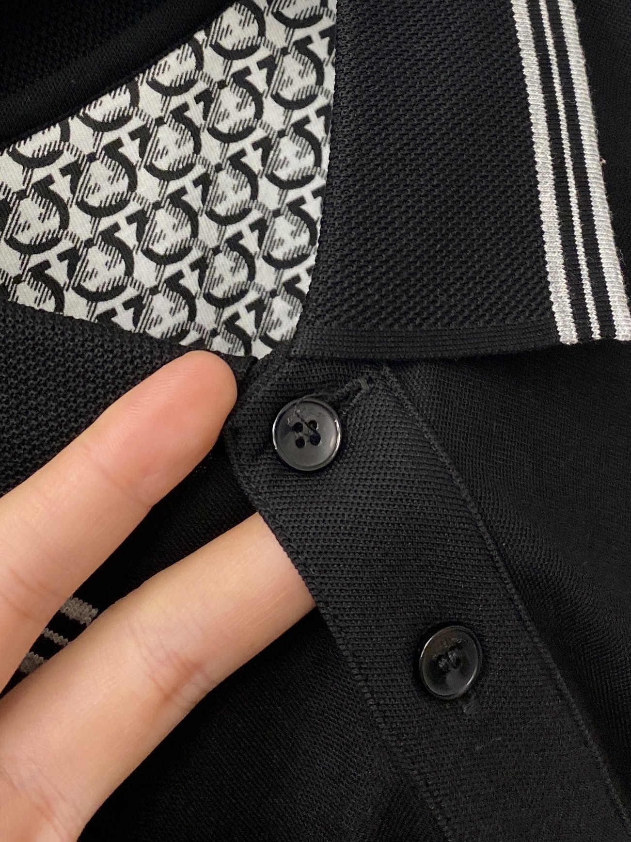 菲拉格慕、2026新品短袖T恤，帅气时尚，胸前精致刺绣字母logo，简约百搭款。面料棉 不仅挺括，保持潮