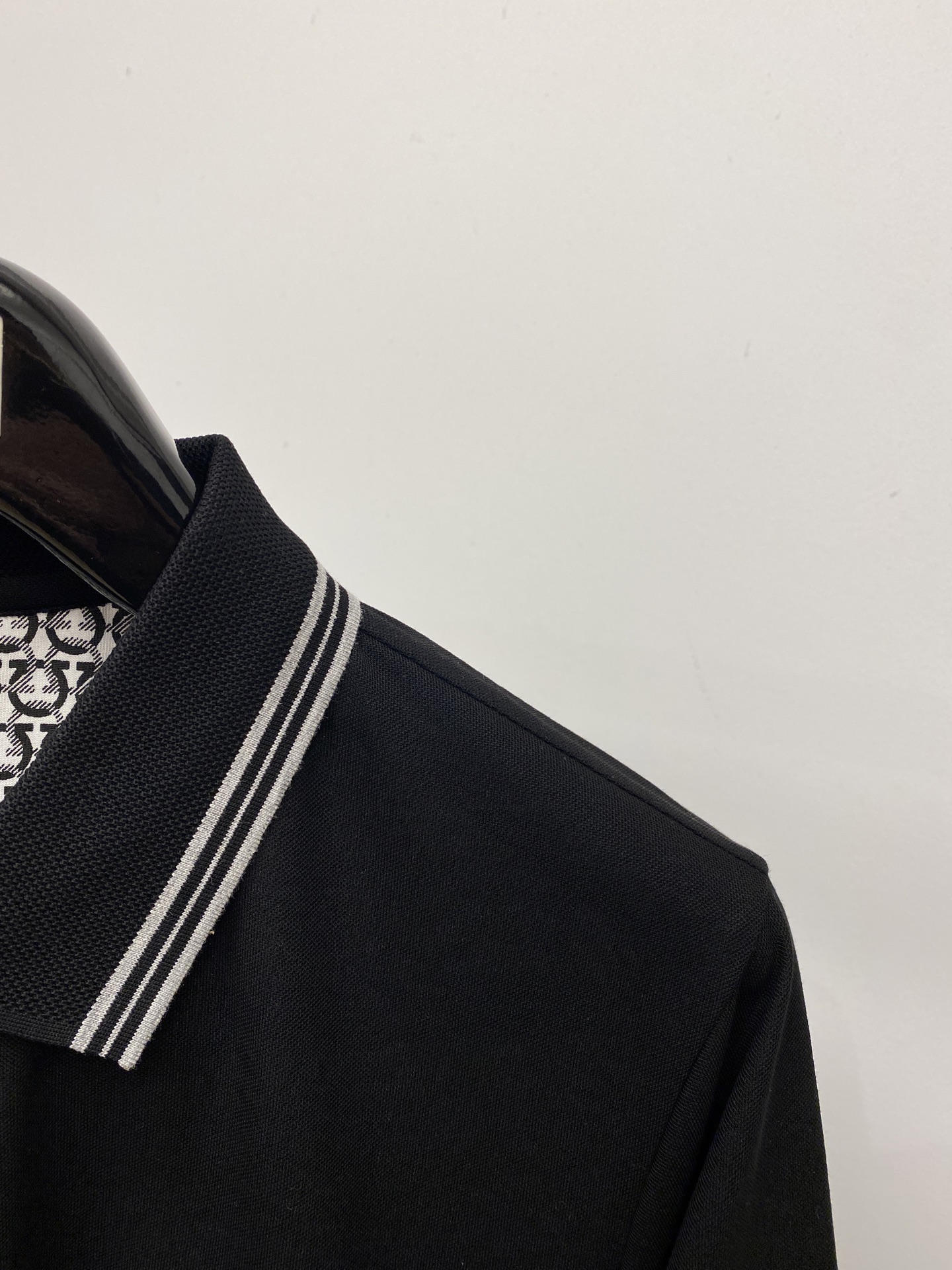 菲拉格慕、2026新品短袖T恤，帅气时尚，胸前精致刺绣字母logo，简约百搭款。面料棉 不仅挺括，保持潮