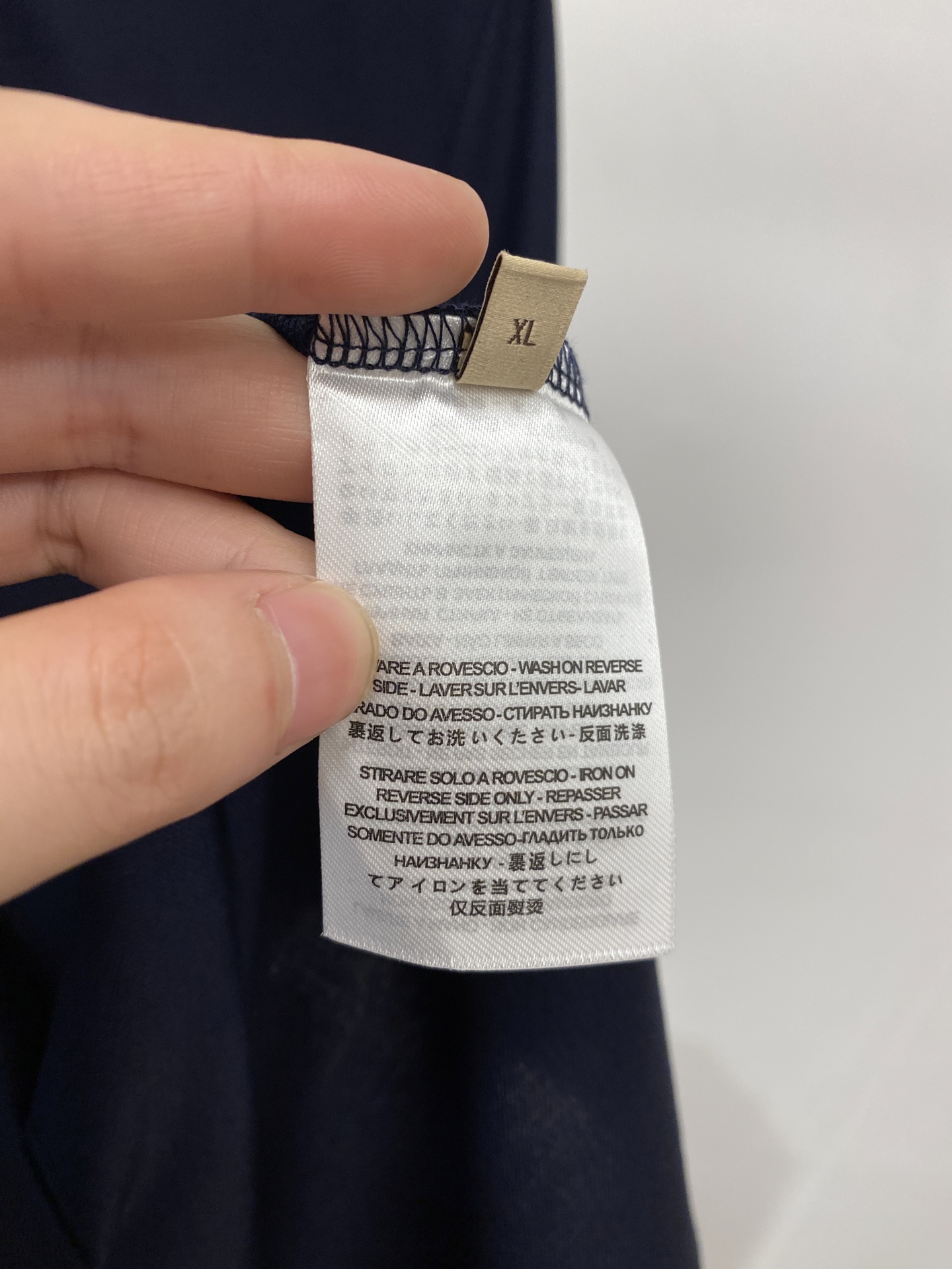 菲拉格慕、2026新品短袖T恤，帅气时尚，胸前精致刺绣字母logo，简约百搭款。面料棉 不仅挺括，保持潮