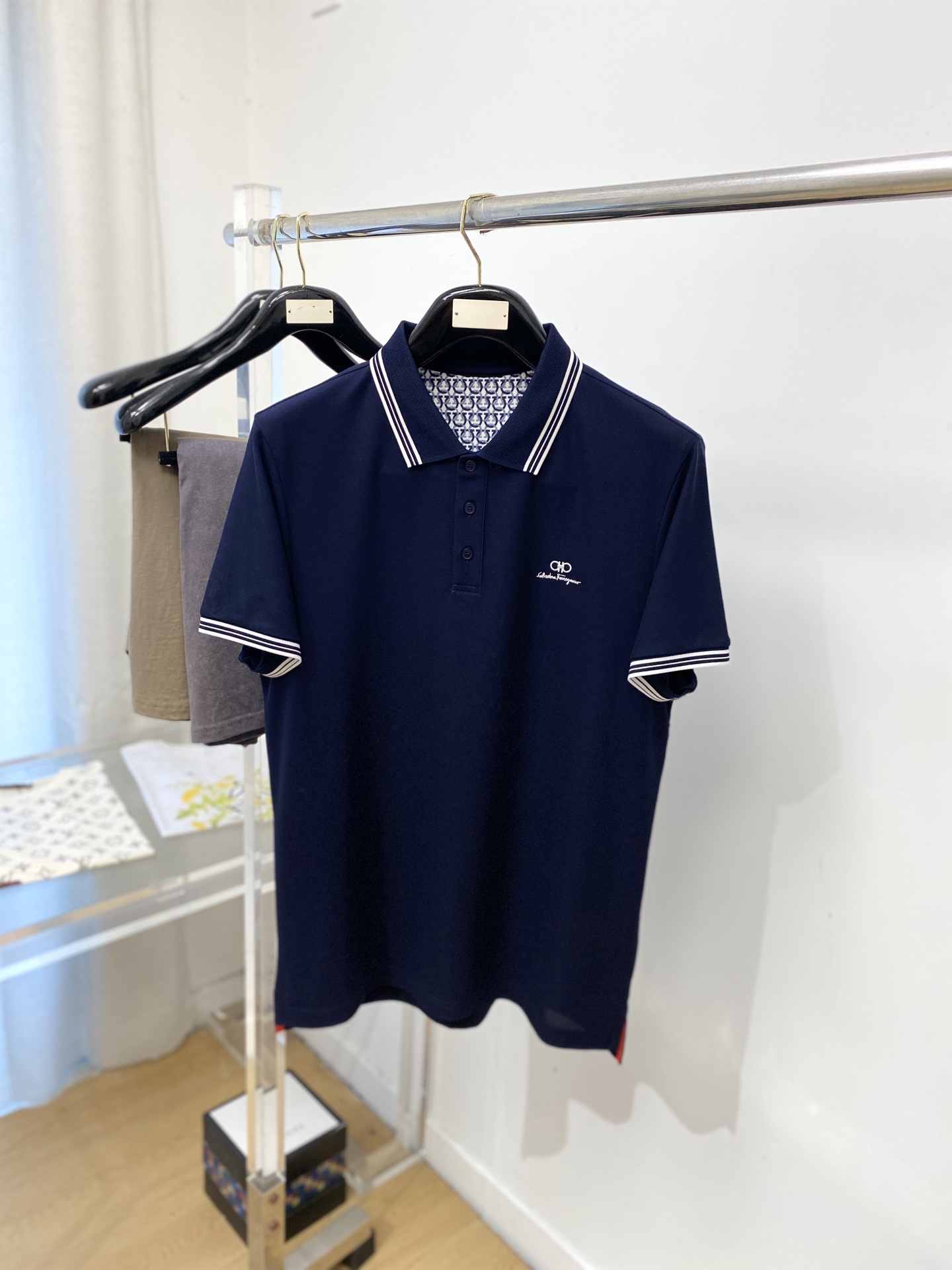 菲拉格慕、2026新品短袖T恤，帅气时尚，胸前精致刺绣字母logo，简约百搭款。面料棉 不仅挺括，保持潮