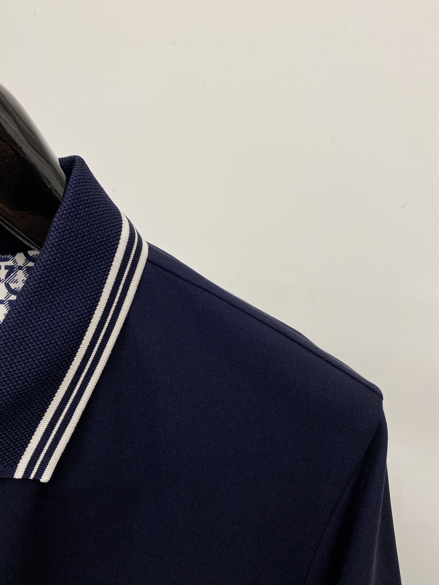 菲拉格慕、2026新品短袖T恤，帅气时尚，胸前精致刺绣字母logo，简约百搭款。面料棉 不仅挺括，保持潮