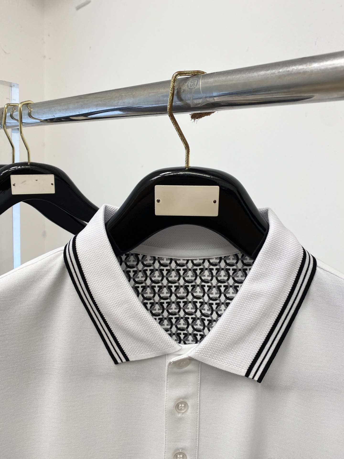 菲拉格慕、2026新品短袖T恤，帅气时尚，胸前精致刺绣字母logo，简约百搭款。面料棉 不仅挺括，保持潮