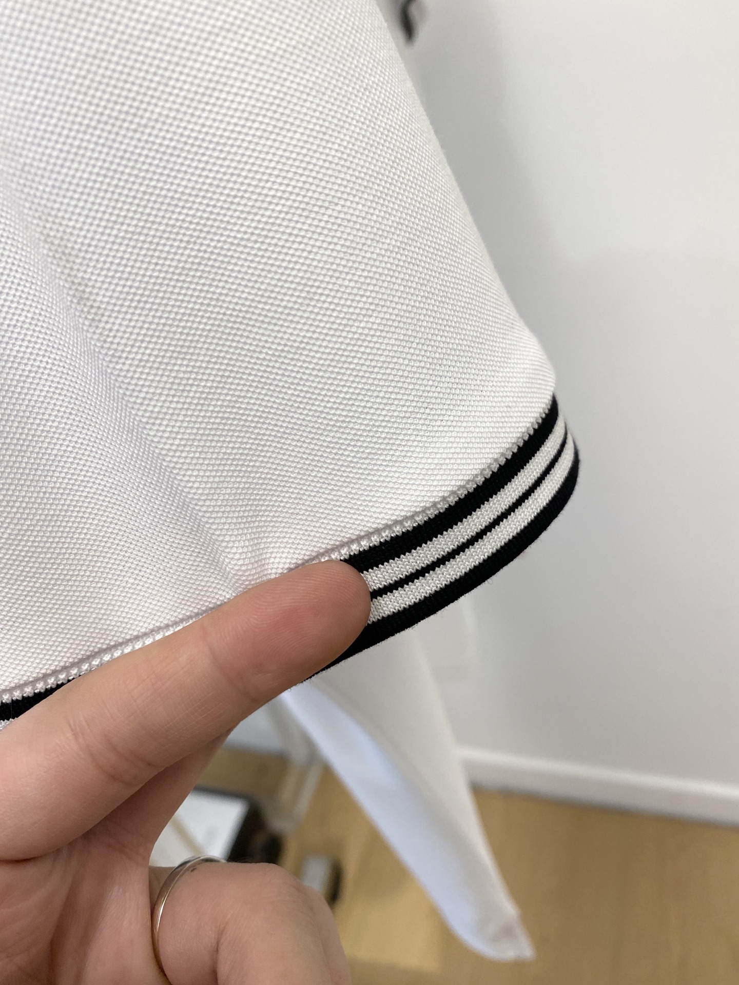 菲拉格慕、2026新品短袖T恤，帅气时尚，胸前精致刺绣字母logo，简约百搭款。面料棉 不仅挺括，保持潮