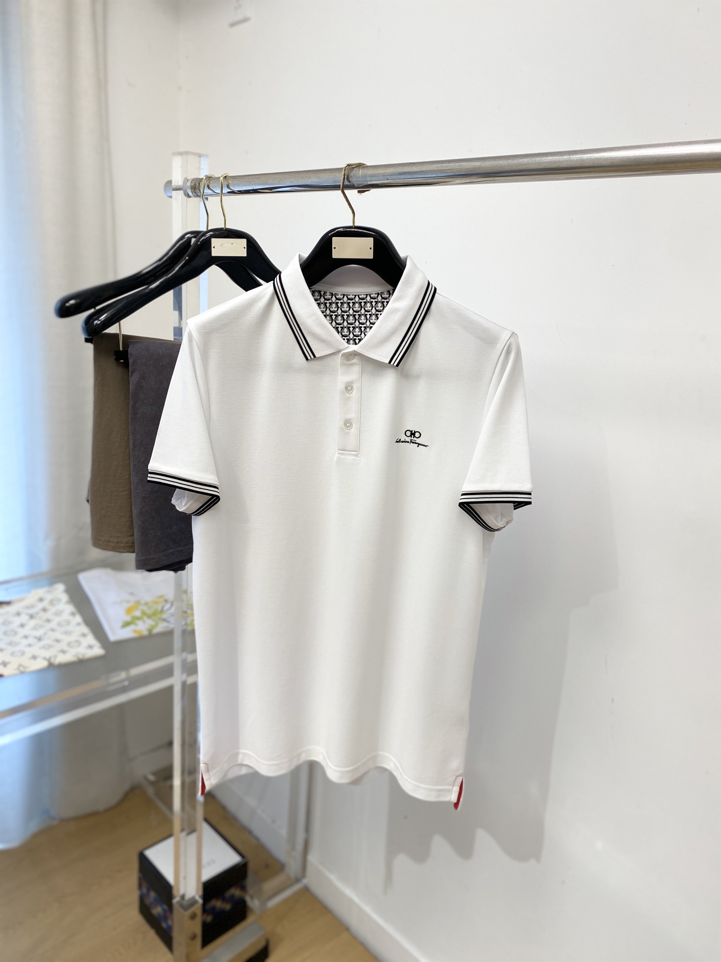 菲拉格慕、2026新品短袖T恤，帅气时尚，胸前精致刺绣字母logo，简约百搭款。面料棉 不仅挺括，保持潮