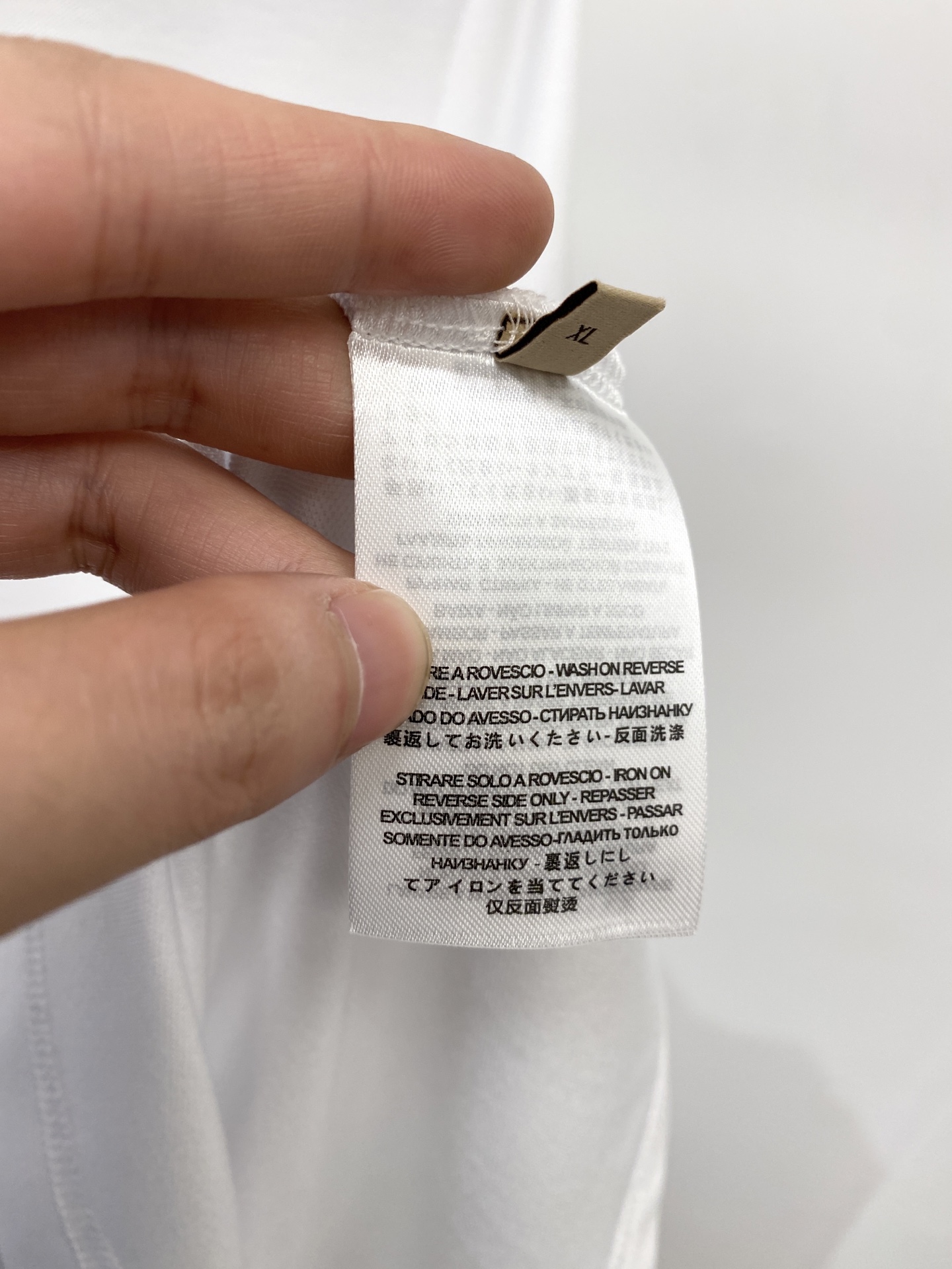 菲拉格慕、2026新品短袖T恤，帅气时尚，胸前精致刺绣字母logo，简约百搭款。面料棉 不仅挺括，保持潮