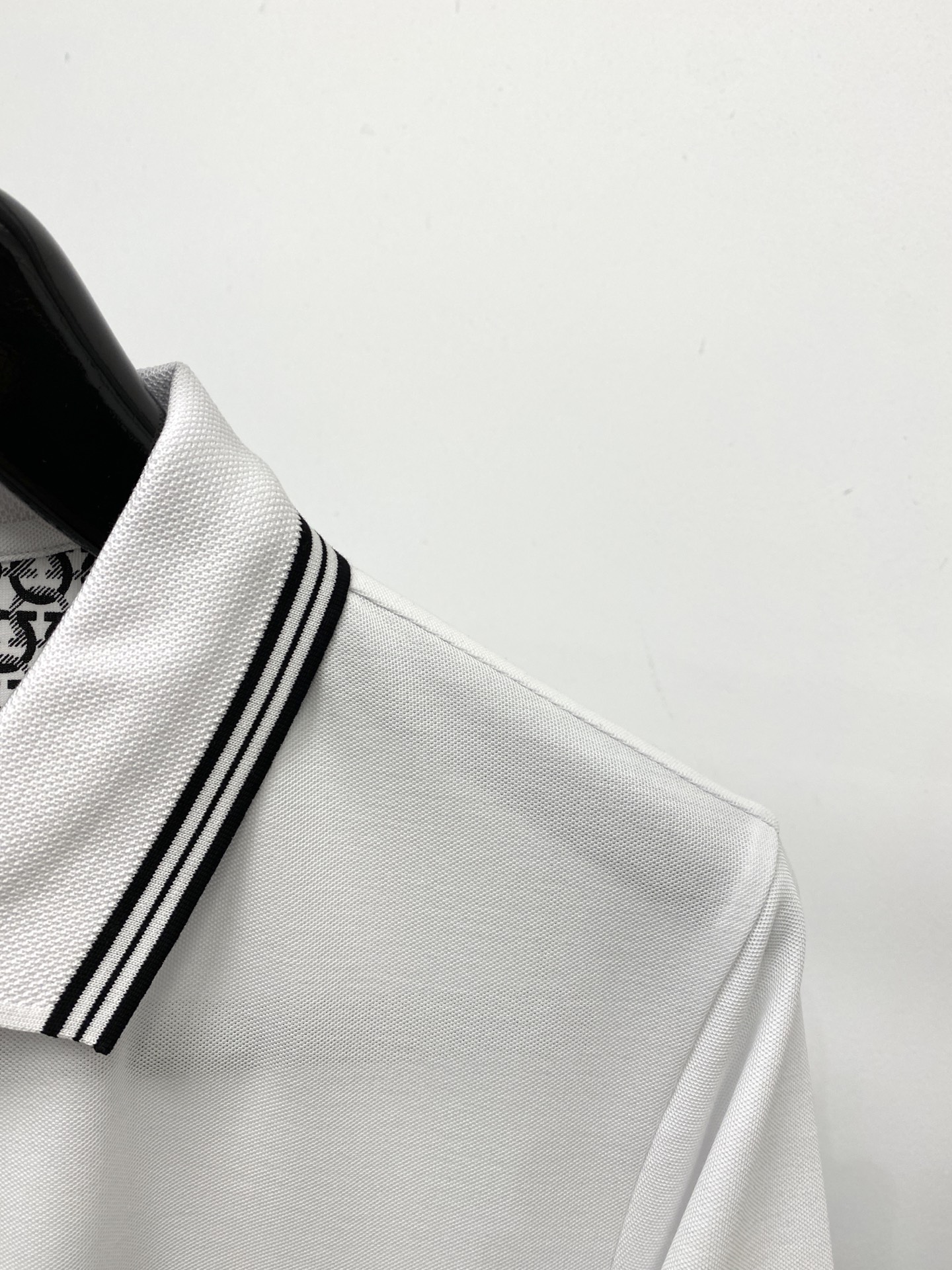 菲拉格慕、2026新品短袖T恤，帅气时尚，胸前精致刺绣字母logo，简约百搭款。面料棉 不仅挺括，保持潮