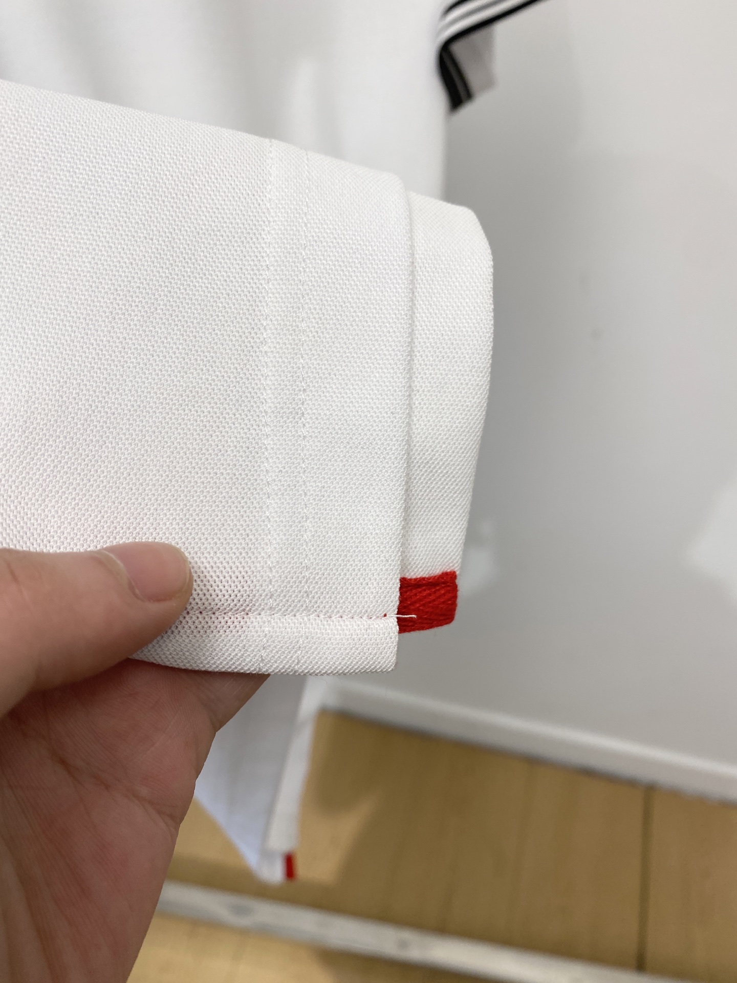 菲拉格慕、2026新品短袖T恤，帅气时尚，胸前精致刺绣字母logo，简约百搭款。面料棉 不仅挺括，保持潮