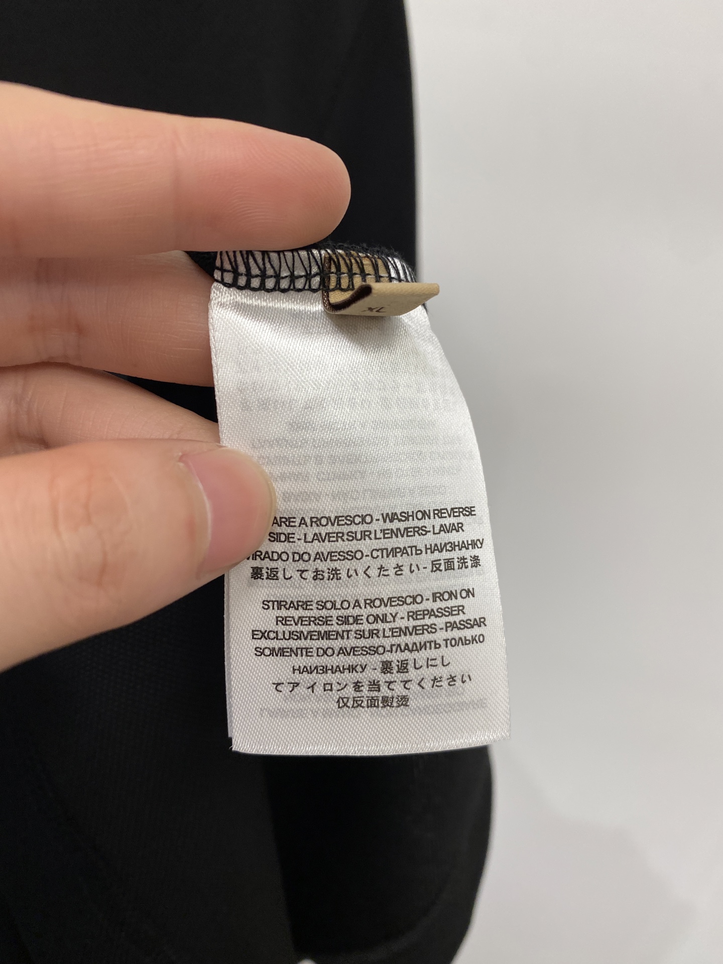 迪奥、2026新品短袖T恤，帅气时尚，胸前精致刺绣字母logo，简约百搭款。面料棉 不仅挺括，保持潮流的