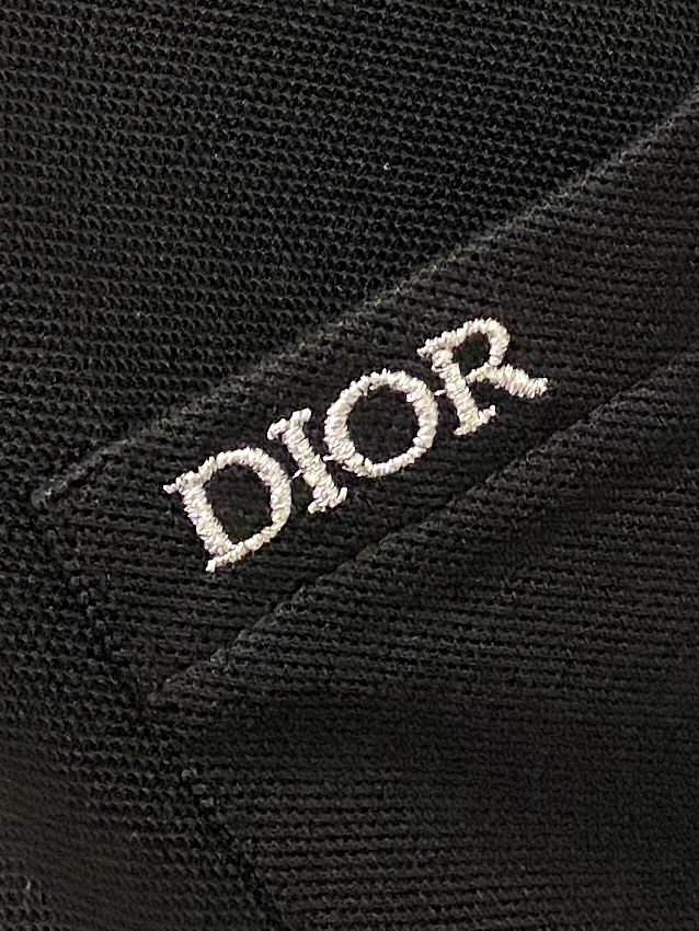 迪奥、2026新品短袖T恤，帅气时尚，胸前精致刺绣字母logo，简约百搭款。面料棉 不仅挺括，保持潮流的