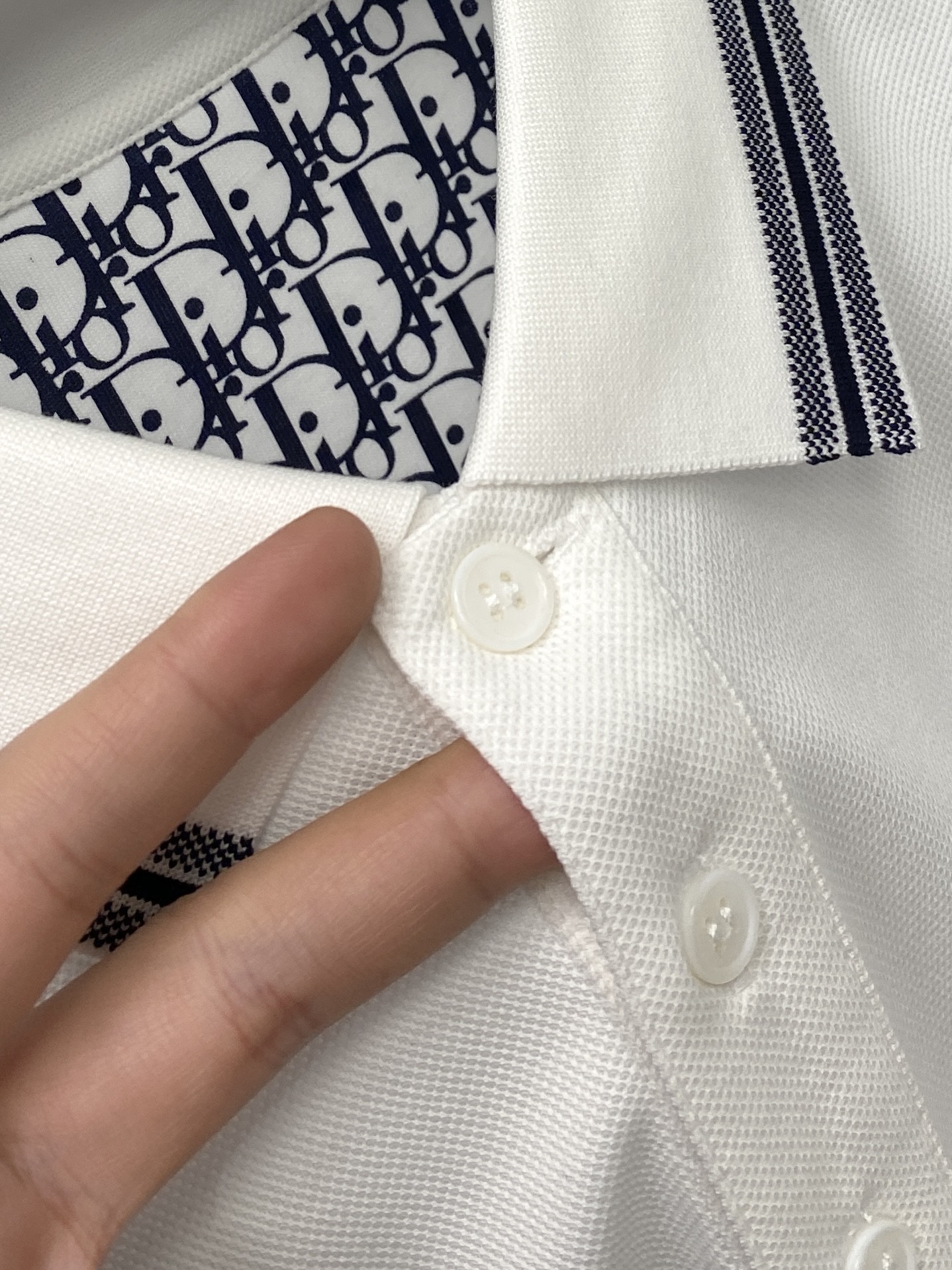 迪奥、2026新品短袖T恤，帅气时尚，胸前精致刺绣字母logo，简约百搭款。面料棉 不仅挺括，保持潮流的