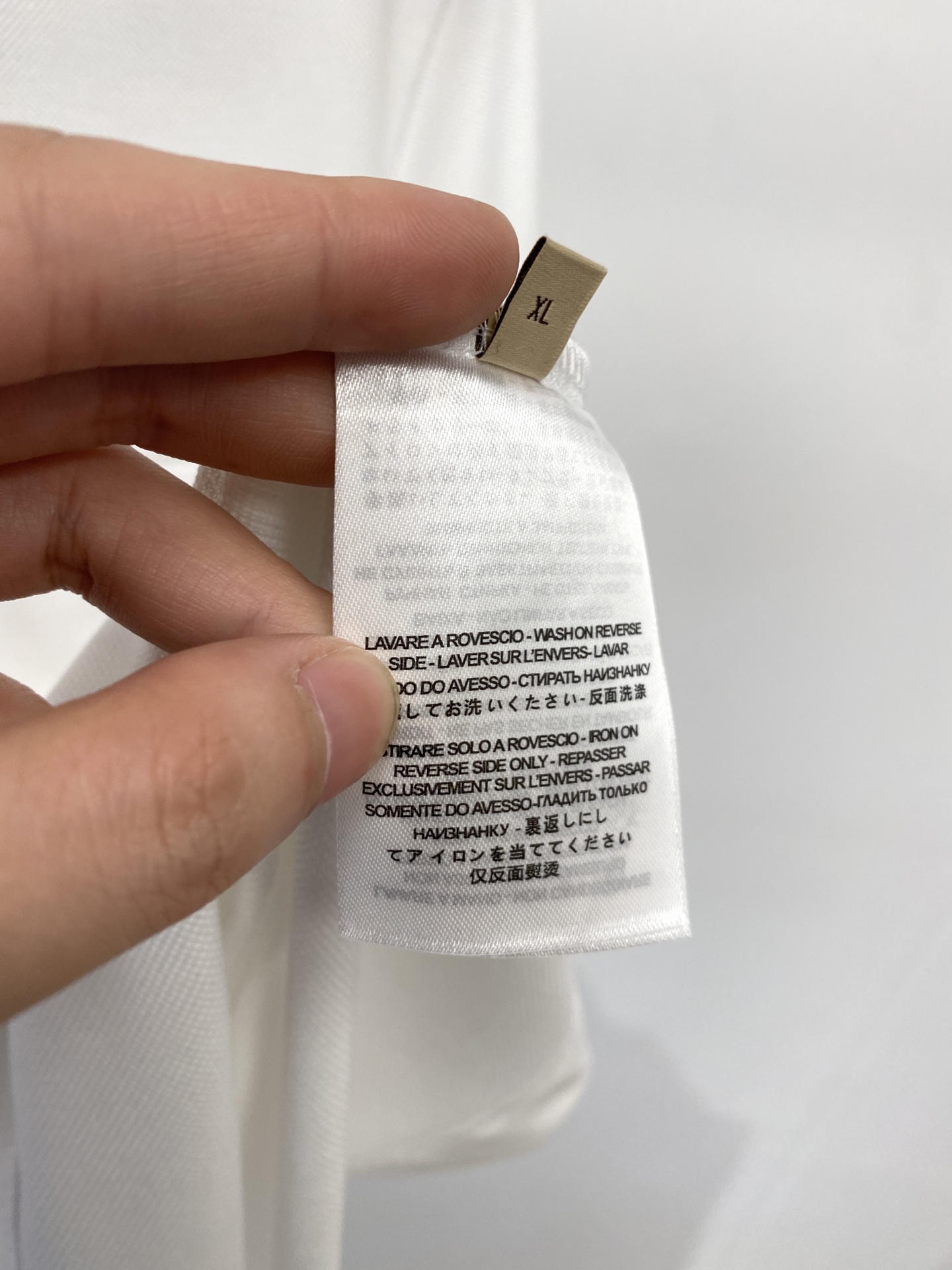 迪奥、2026新品短袖T恤，帅气时尚，胸前精致刺绣字母logo，简约百搭款。面料棉 不仅挺括，保持潮流的