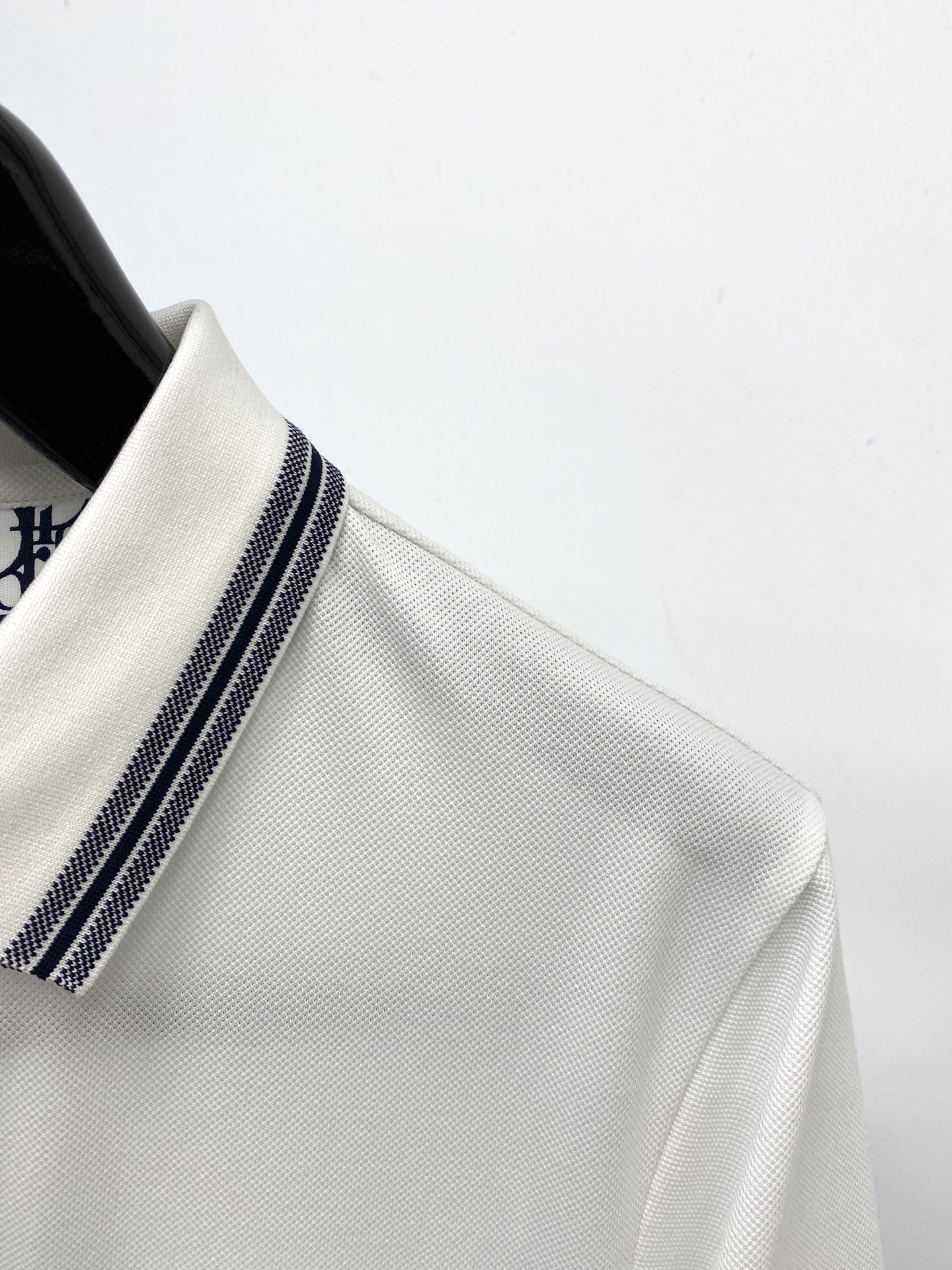 迪奥、2026新品短袖T恤，帅气时尚，胸前精致刺绣字母logo，简约百搭款。面料棉 不仅挺括，保持潮流的