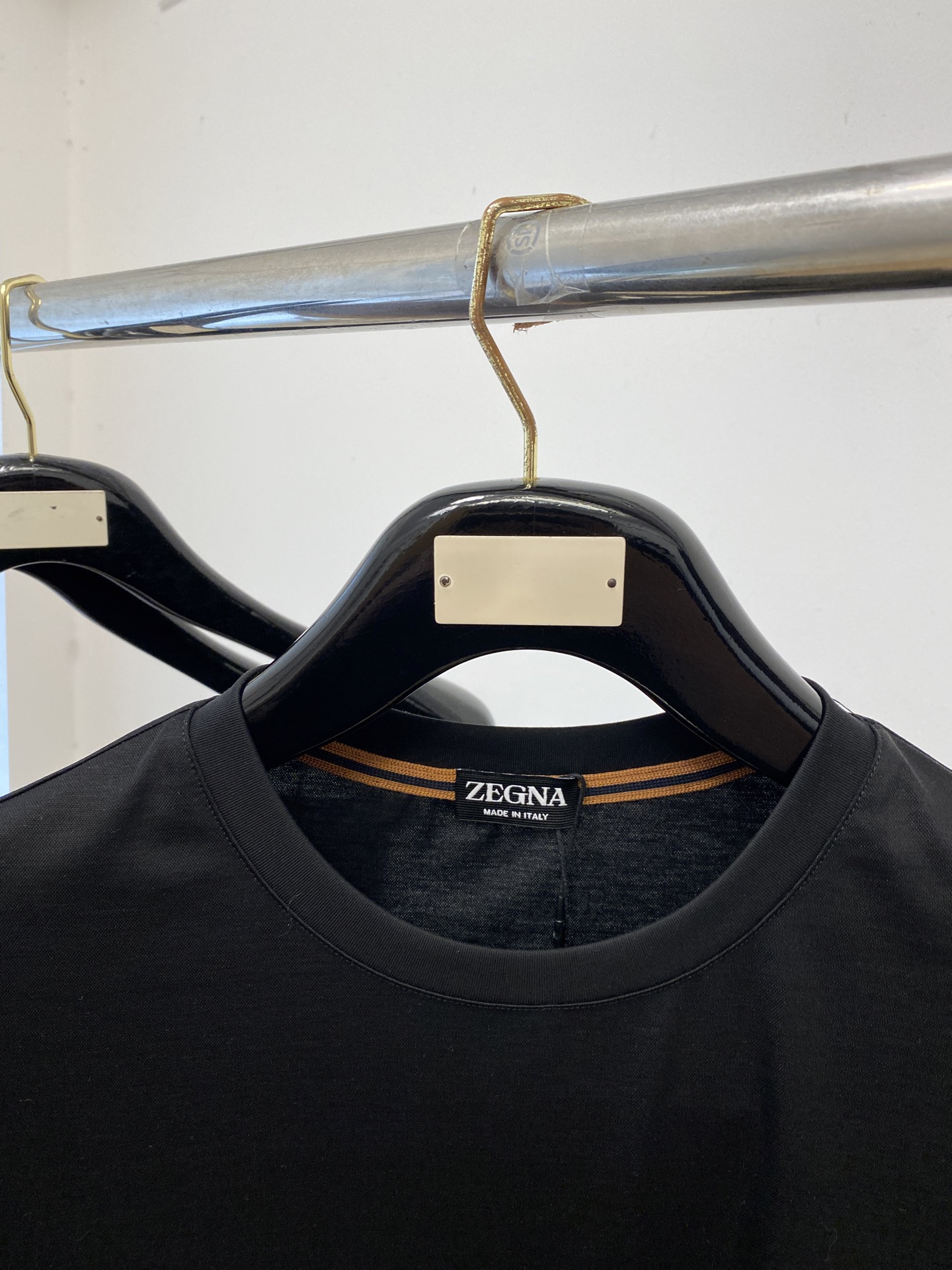 杰尼亚、2026新品短袖T恤，帅气时尚，胸前精致刺绣图案logo，简约百搭款。面料棉 不仅挺括，保持潮流