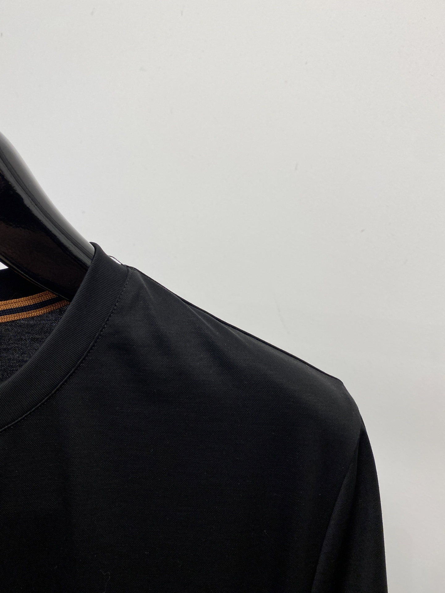 杰尼亚、2026新品短袖T恤，帅气时尚，胸前精致刺绣图案logo，简约百搭款。面料棉 不仅挺括，保持潮流