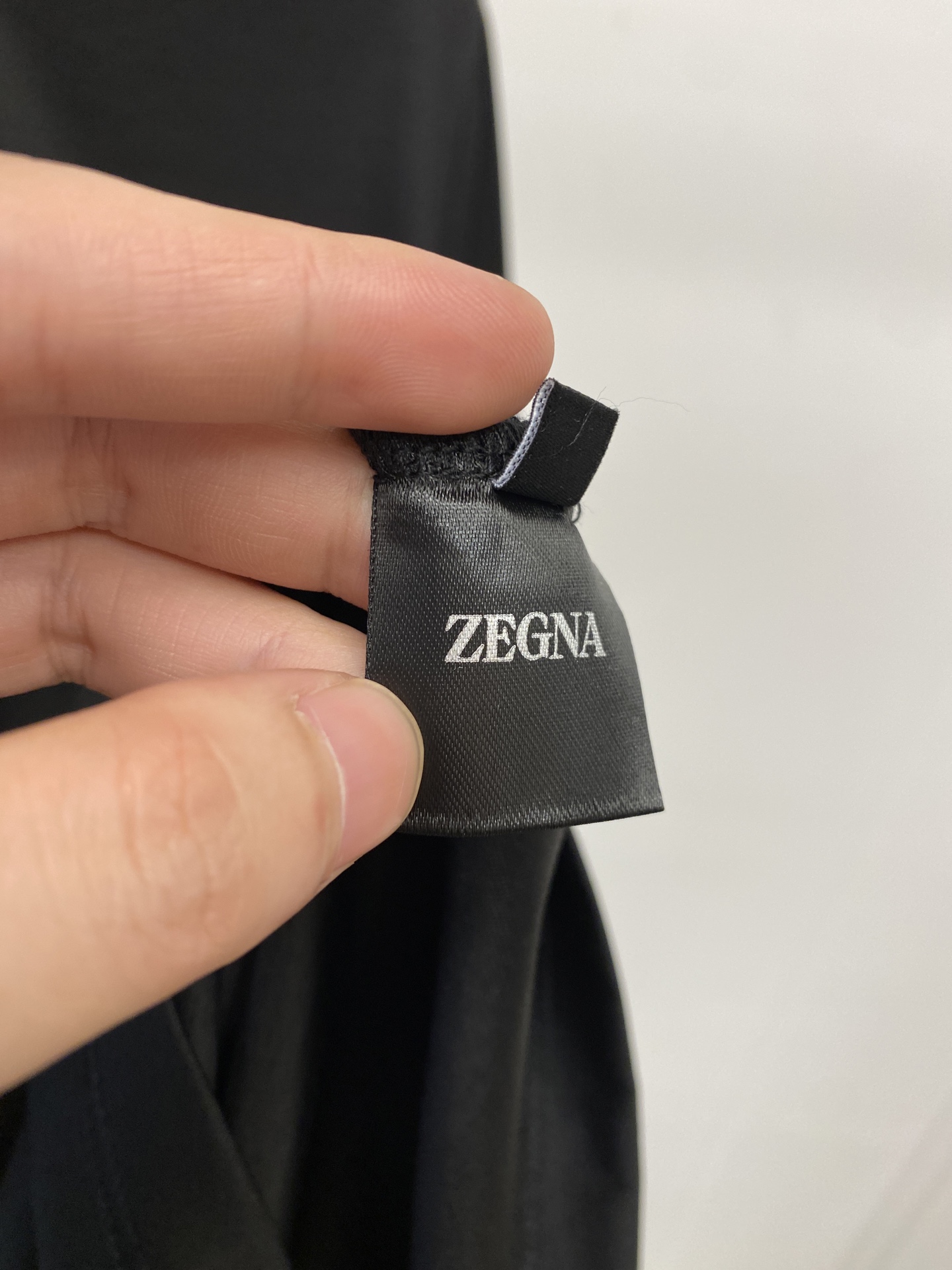 杰尼亚、2026新品短袖T恤，帅气时尚，胸前精致刺绣图案logo，简约百搭款。面料棉 不仅挺括，保持潮流