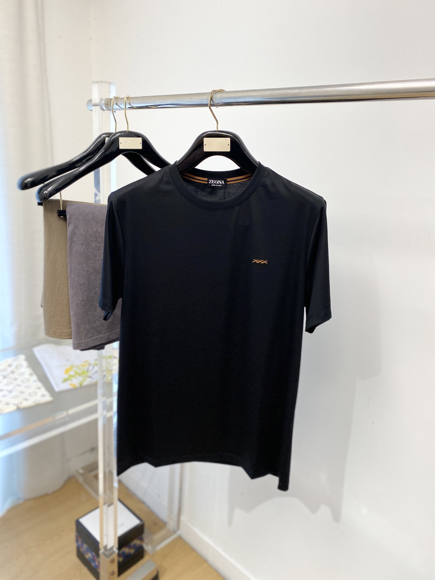 杰尼亚、2026新品短袖T恤，帅气时尚，胸前精致刺绣图案logo，简约百搭款。面料棉 不仅挺括，保持潮流