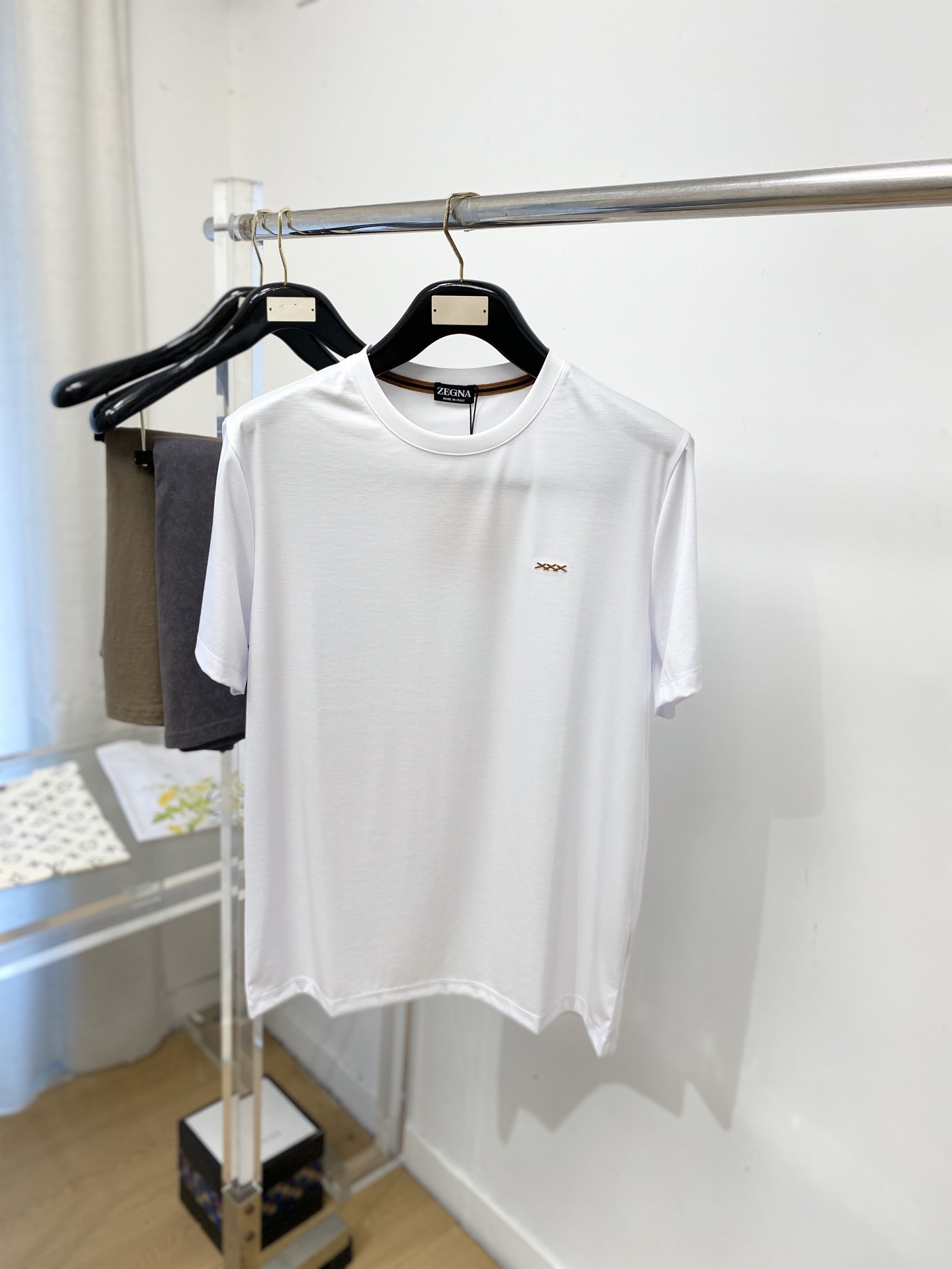 杰尼亚、2026新品短袖T恤，帅气时尚，胸前精致刺绣图案logo，简约百搭款。面料棉 不仅挺括，保持潮流