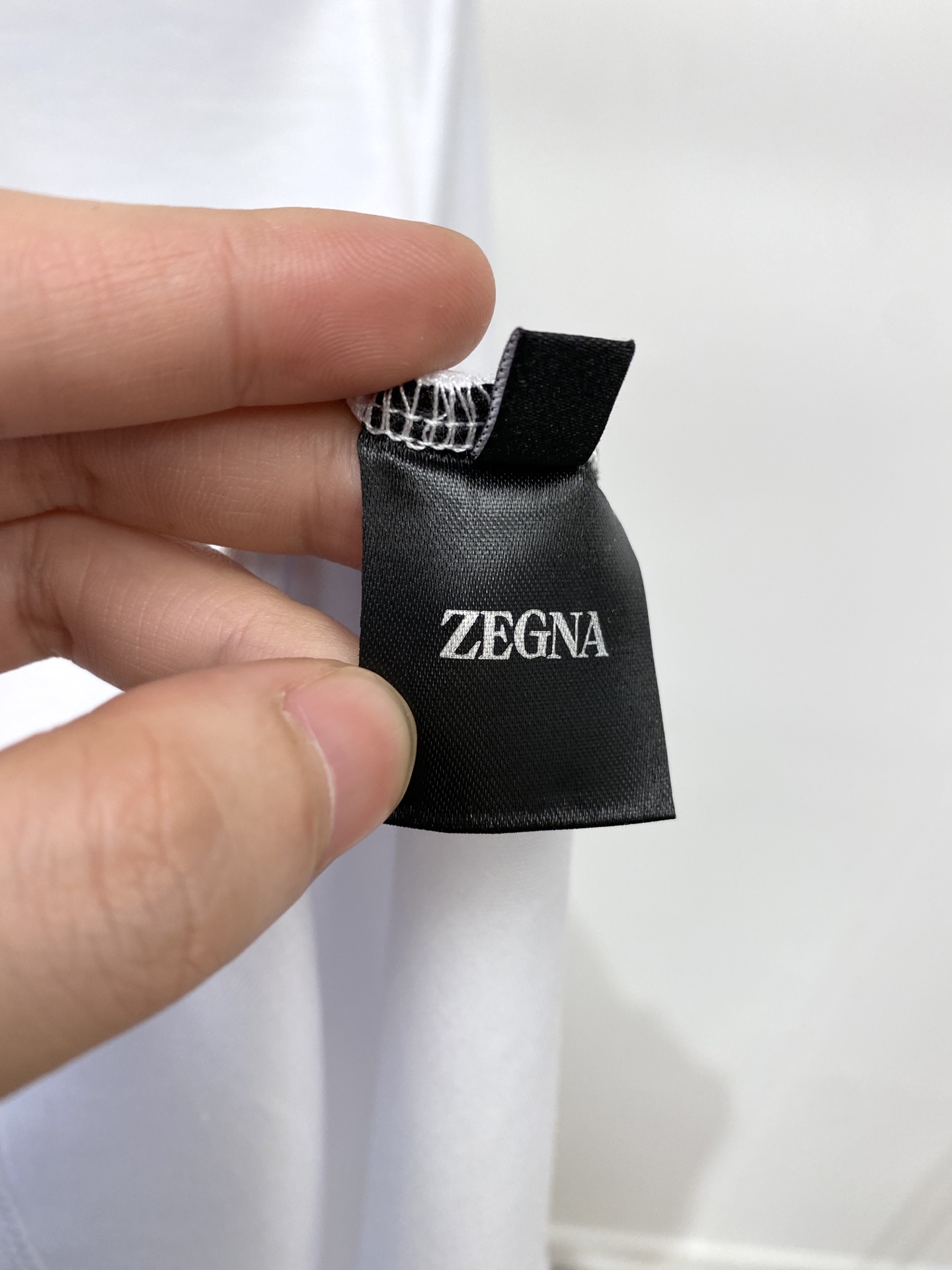 杰尼亚、2026新品短袖T恤，帅气时尚，胸前精致刺绣图案logo，简约百搭款。面料棉 不仅挺括，保持潮流