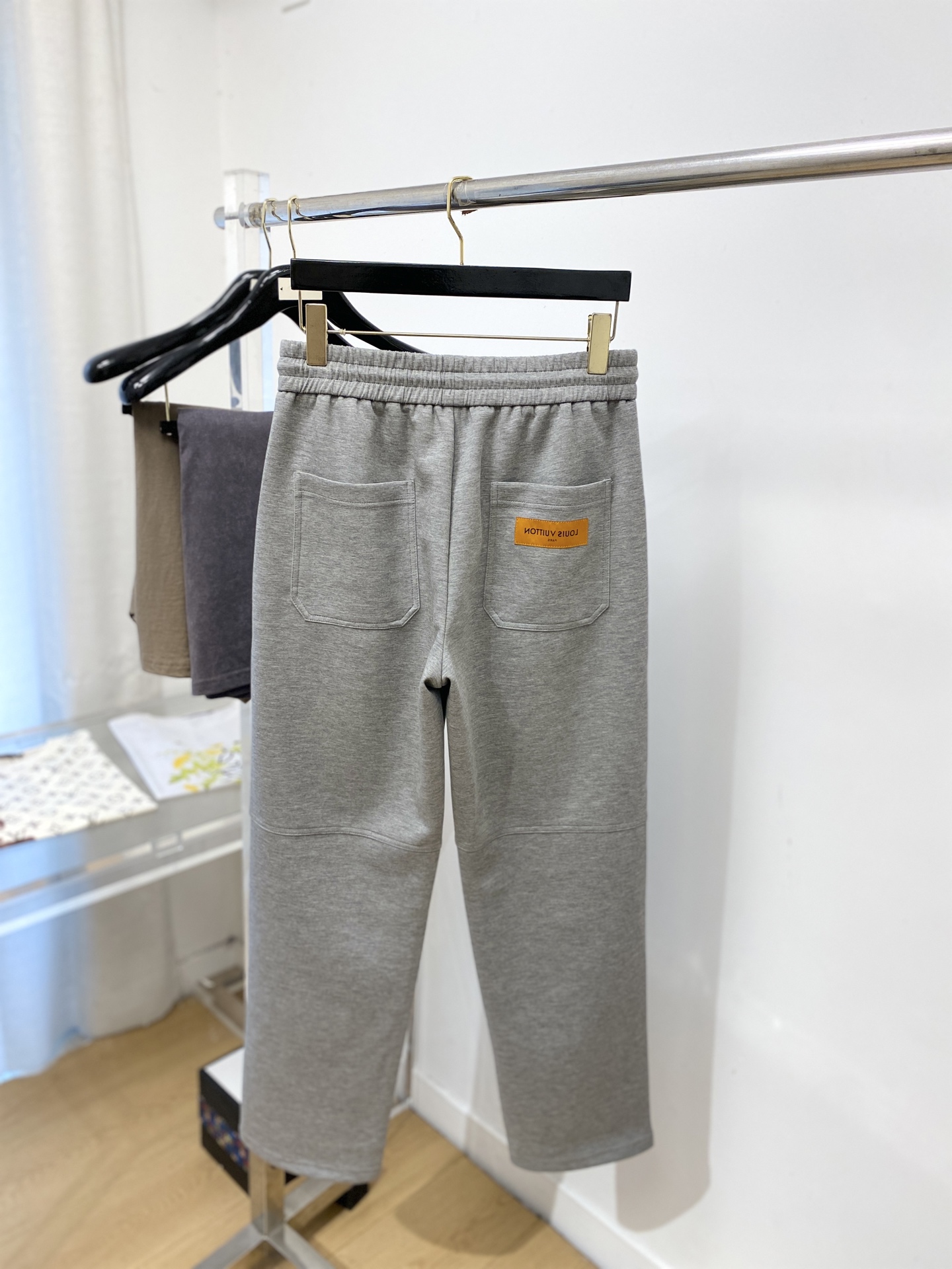 LV、2026爆款休闲裤 高弹显瘦必爆简约百搭爆款，做工精细，每一针都看得到用心，超多明星网红最爱 拉长