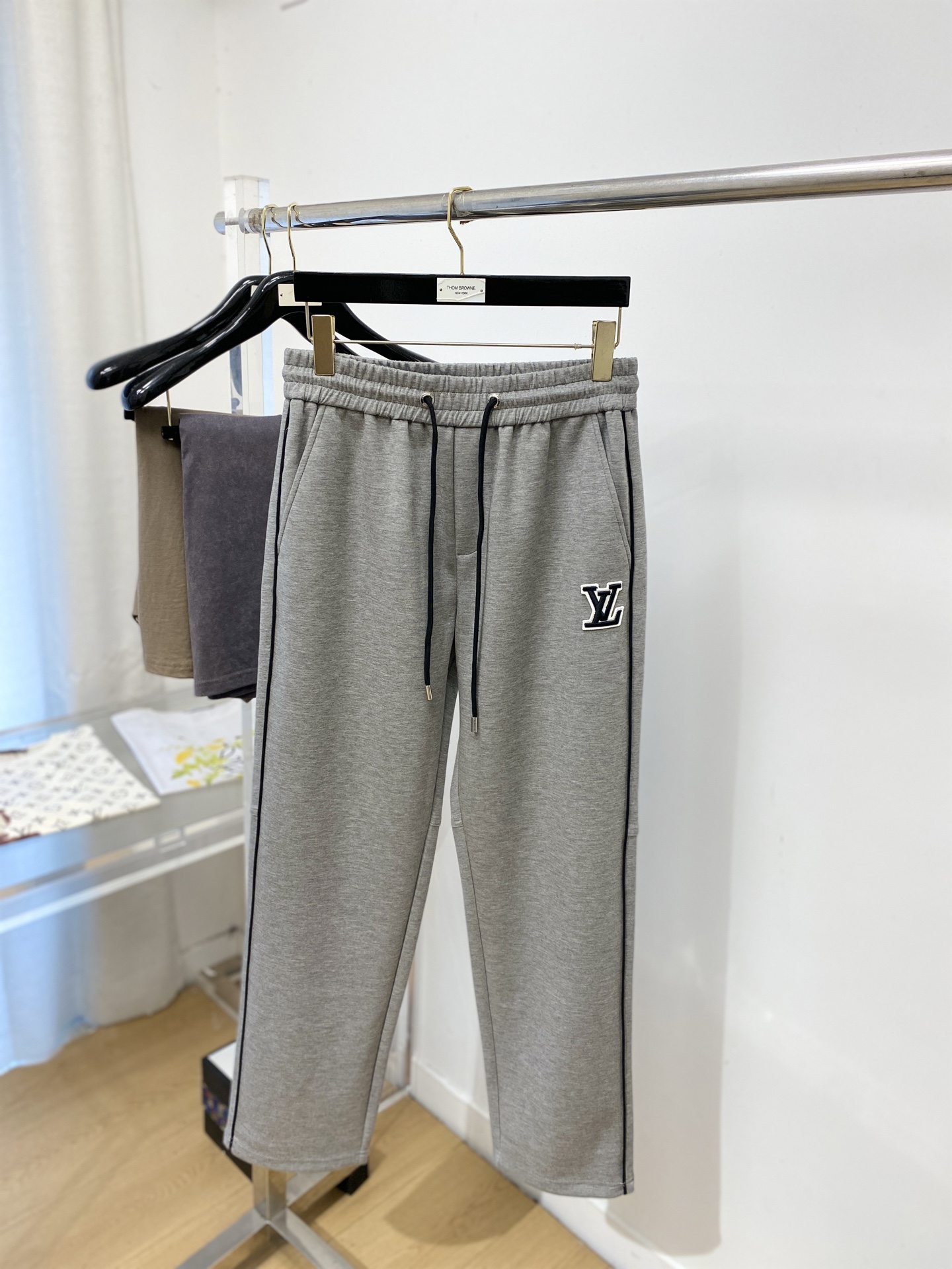 LV、2026爆款休闲裤 高弹显瘦必爆简约百搭爆款，做工精细，每一针都看得到用心，超多明星网红最爱 拉长