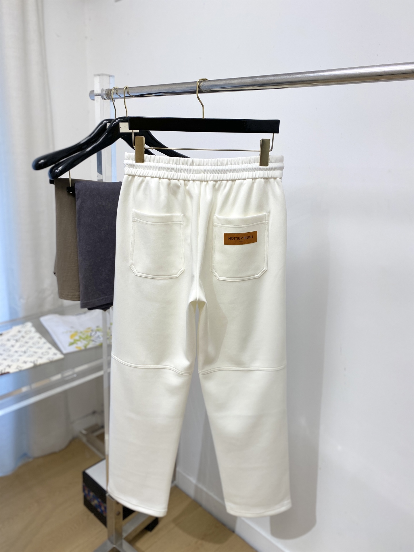 LV、2026爆款休闲裤 高弹显瘦必爆简约百搭爆款，做工精细，每一针都看得到用心，超多明星网红最爱 拉长