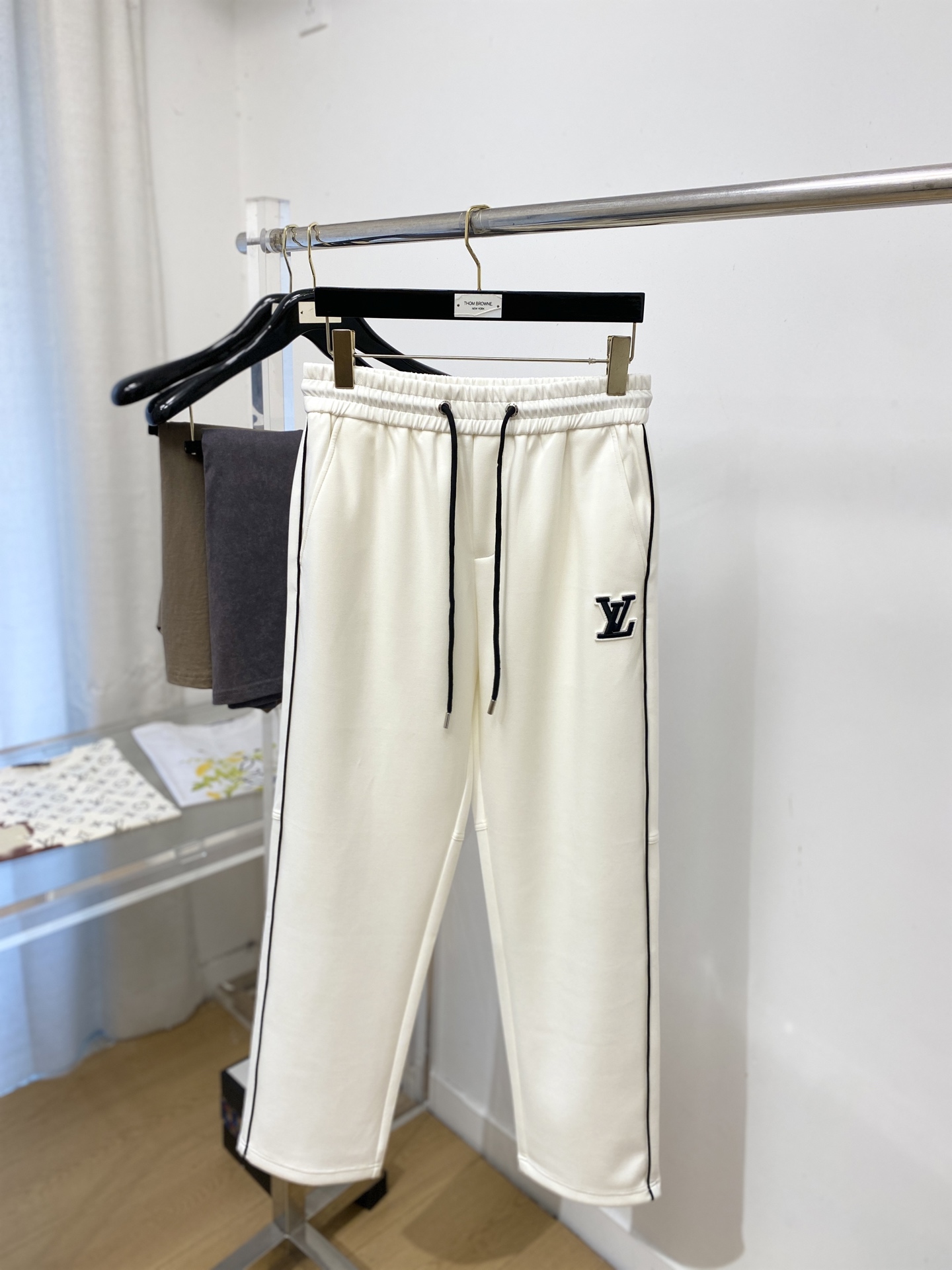 LV、2026爆款休闲裤 高弹显瘦必爆简约百搭爆款，做工精细，每一针都看得到用心，超多明星网红最爱 拉长