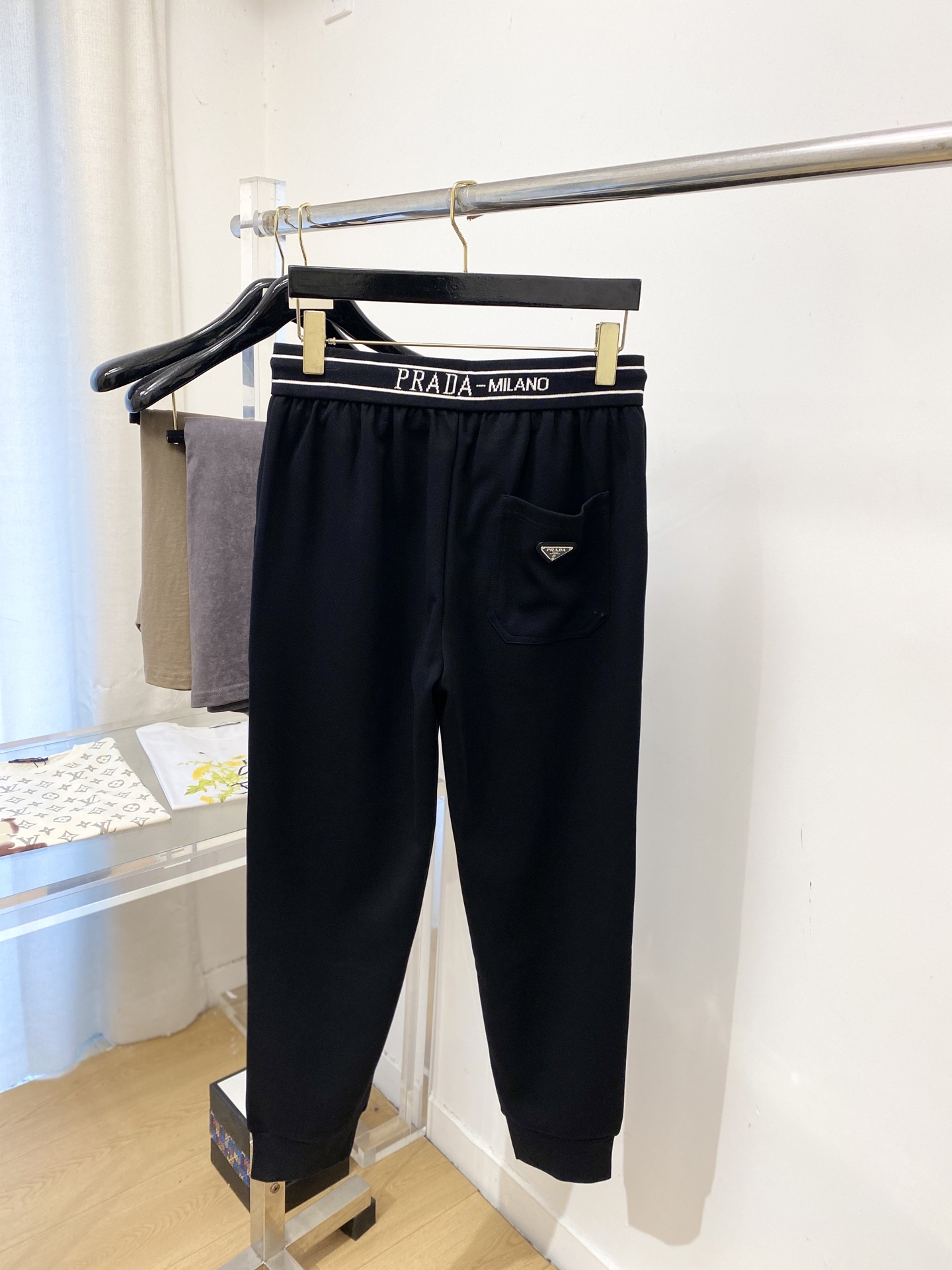 普拉达、2026爆款休闲裤 高弹显瘦必爆简约百搭爆款，做工精细，每一针都看得到用心，超多明星网红最爱 拉