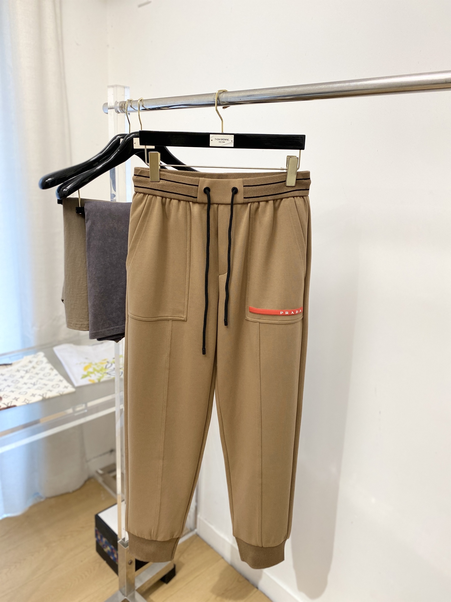 普拉达、2026爆款休闲裤 高弹显瘦必爆简约百搭爆款，做工精细，每一针都看得到用心，超多明星网红最爱 拉