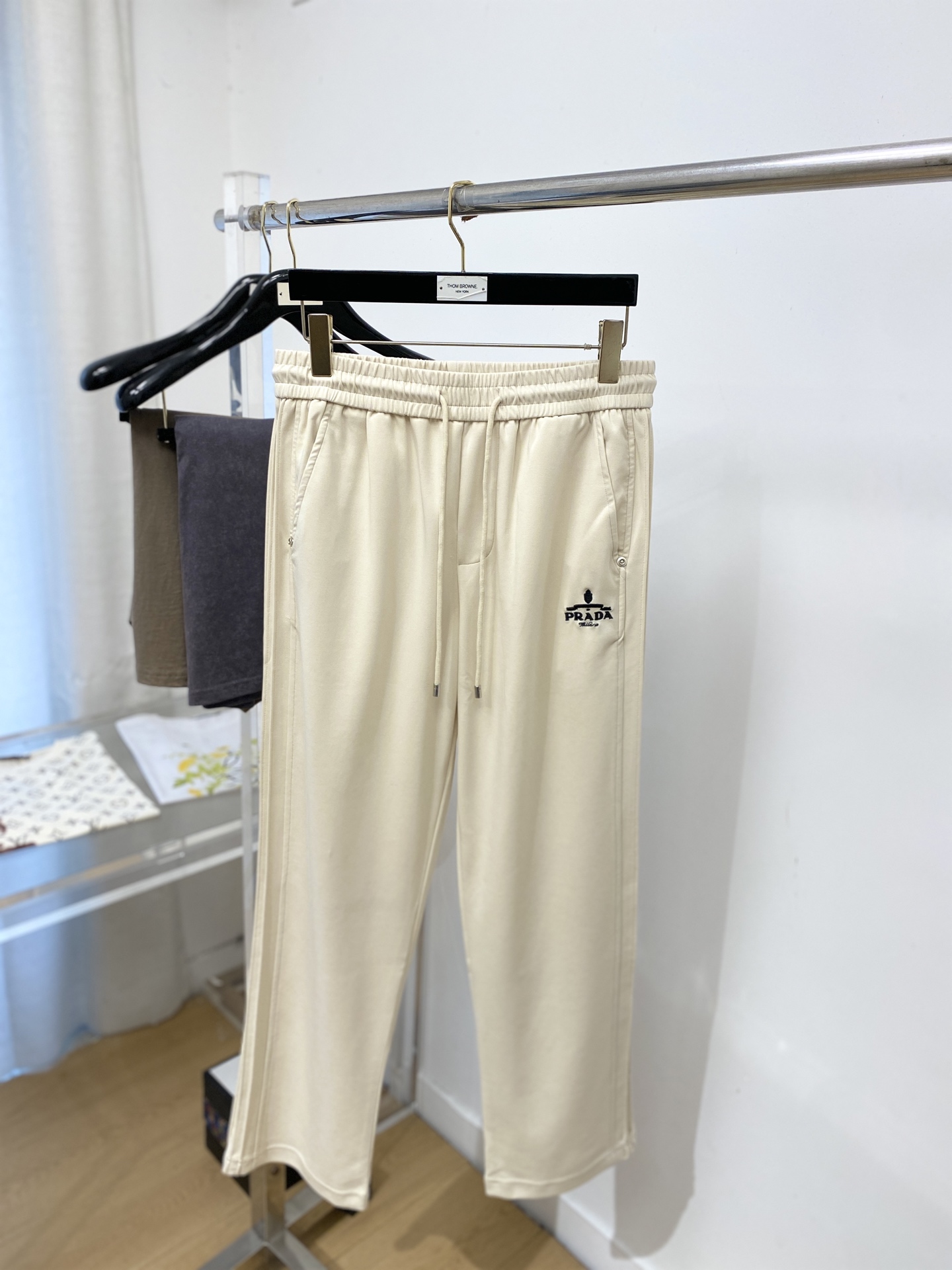 普拉达、2026爆款休闲裤 高弹显瘦必爆简约百搭爆款，做工精细，每一针都看得到用心，超多明星网红最爱 拉