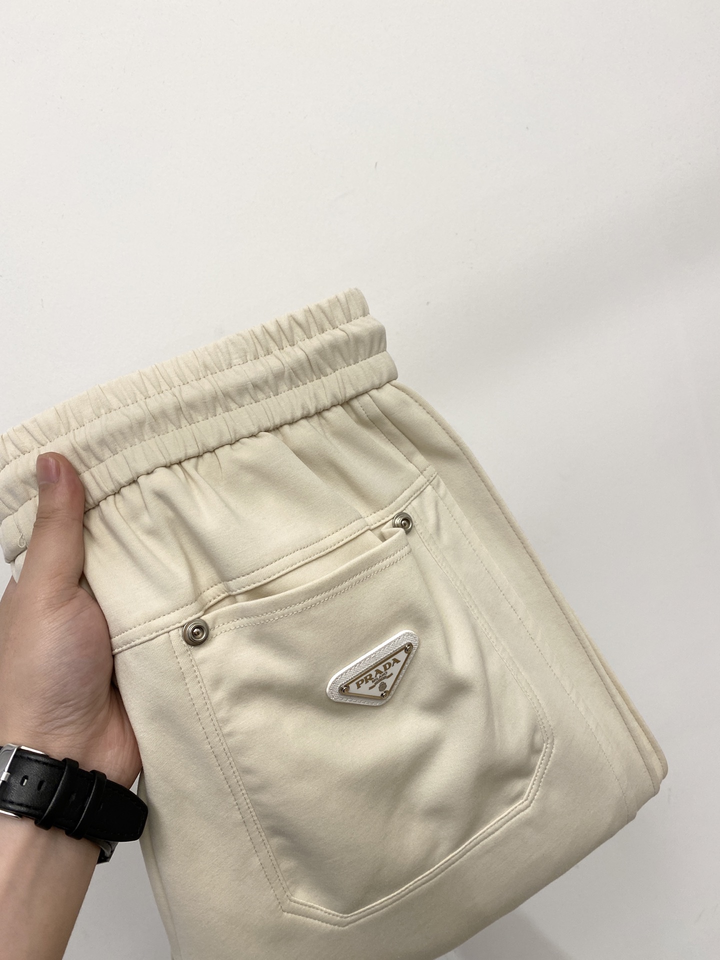 普拉达、2026爆款休闲裤 高弹显瘦必爆简约百搭爆款，做工精细，每一针都看得到用心，超多明星网红最爱 拉