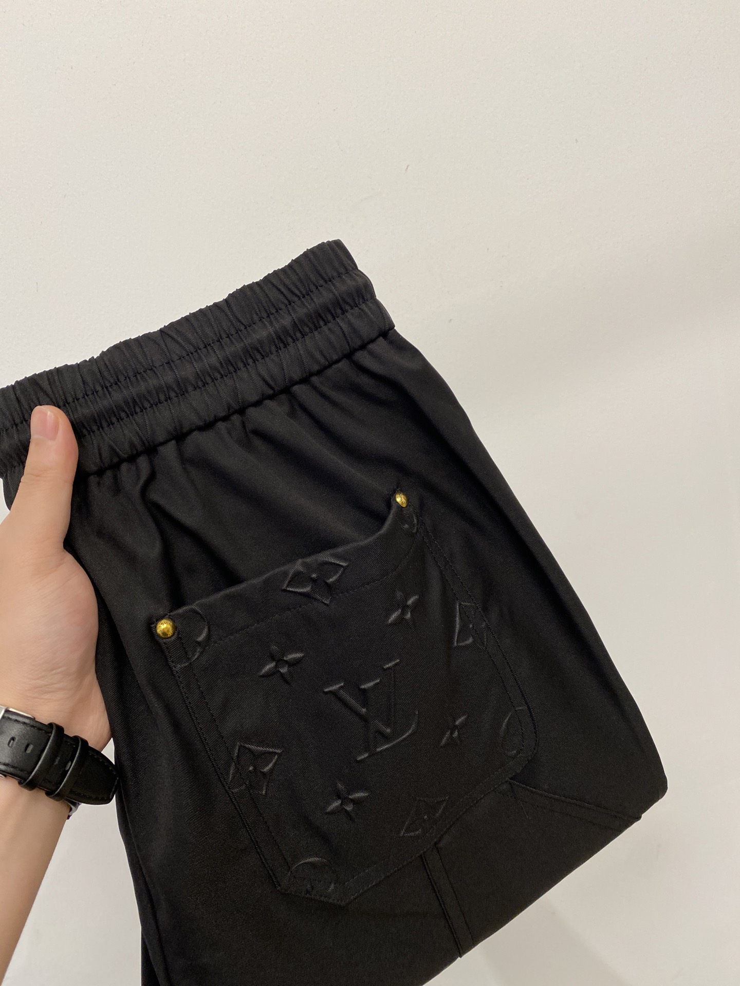 LV、2026爆款休闲裤 高弹显瘦必爆简约百搭爆款，做工精细，每一针都看得到用心，超多明星网红最爱 拉长